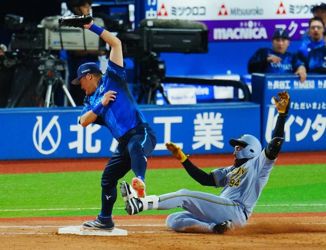 Dorapeinet's tweet photo. 阪神　新助っ人の“猛烈スライディング”→リクエスト要求の執念も実らず…相手守護神を追い詰めるも
https://t.co/8obMklRics

　◇セ・リーグ　阪神0―1DeNA（2026年8月4日　横浜）

　阪神は打線が沈黙して連勝は4で止まった。

　先発・村上が4回2死二塁で宮崎に左前打を許して先制点を献上。... https://t.co/0ylGxor814