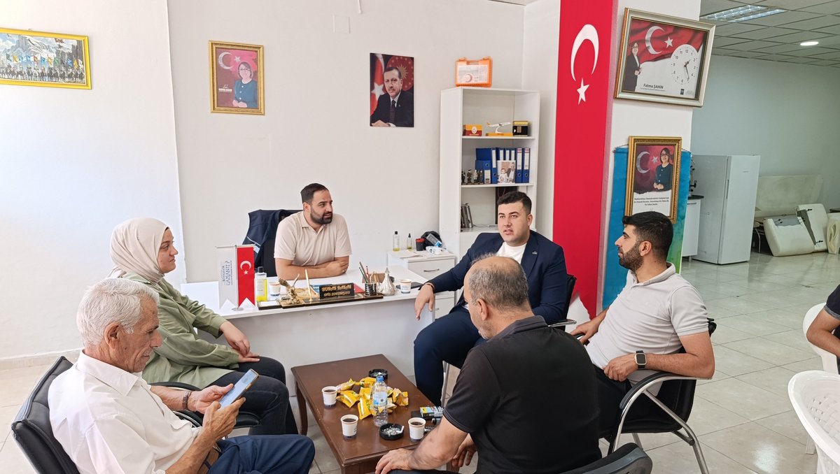 bese_yakup's tweet photo. 📍 Göllüce Mahallesi İrtibat Ofisi

Yürütme  kurulu üyelerimiz ve teşkilat mensuplarımız ile birlikte;

Büyükşehir İrtibat ofisi sorumlusu 
Sn. Burak BAKAR, Sn. İbrahim TAŞ, mahalle muhtarımız Sn. Mustafa DAĞLIOĞLU ve  Ana Kademe mahalle temsilcimiz Sn. Sabri Doğan ile hasbihal ederek mahallelerimizin sorunlarını dinledik.

Hemşehrilerimizin sesi olmaya, çözüm odaklı hizmet anlayışıyla sahada olmaya devam edeceğiz.

@avyusufibis
@abdulhamitgul 
@ferdisenel25
@fmfedaioglu 
@FatmaSahin 
@avmustafadurmus 
@ismailguler027
@umutymz 
@avyaseminkaraca 
@AKPartiG_Antep 
@AKGenclikGM