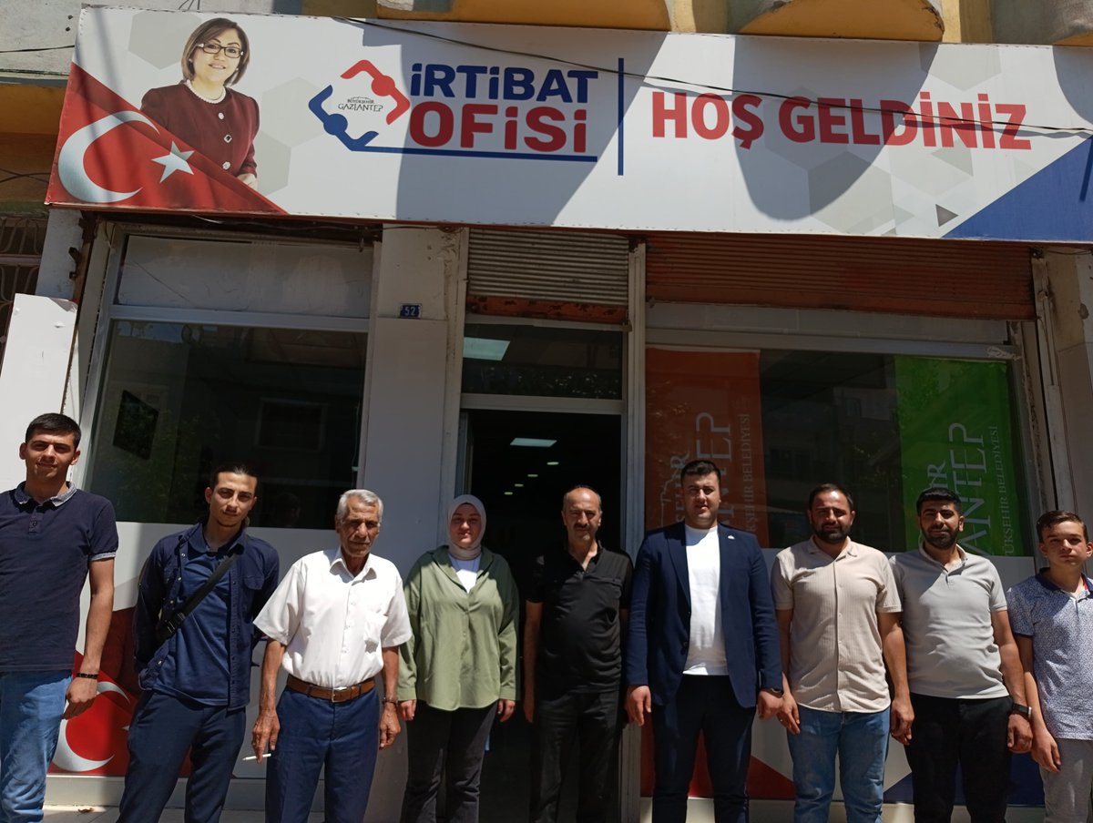 bese_yakup's tweet photo. 📍 Göllüce Mahallesi İrtibat Ofisi

Yürütme  kurulu üyelerimiz ve teşkilat mensuplarımız ile birlikte;

Büyükşehir İrtibat ofisi sorumlusu 
Sn. Burak BAKAR, Sn. İbrahim TAŞ, mahalle muhtarımız Sn. Mustafa DAĞLIOĞLU ve  Ana Kademe mahalle temsilcimiz Sn. Sabri Doğan ile hasbihal ederek mahallelerimizin sorunlarını dinledik.

Hemşehrilerimizin sesi olmaya, çözüm odaklı hizmet anlayışıyla sahada olmaya devam edeceğiz.

@avyusufibis
@abdulhamitgul 
@ferdisenel25
@fmfedaioglu 
@FatmaSahin 
@avmustafadurmus 
@ismailguler027
@umutymz 
@avyaseminkaraca 
@AKPartiG_Antep 
@AKGenclikGM
