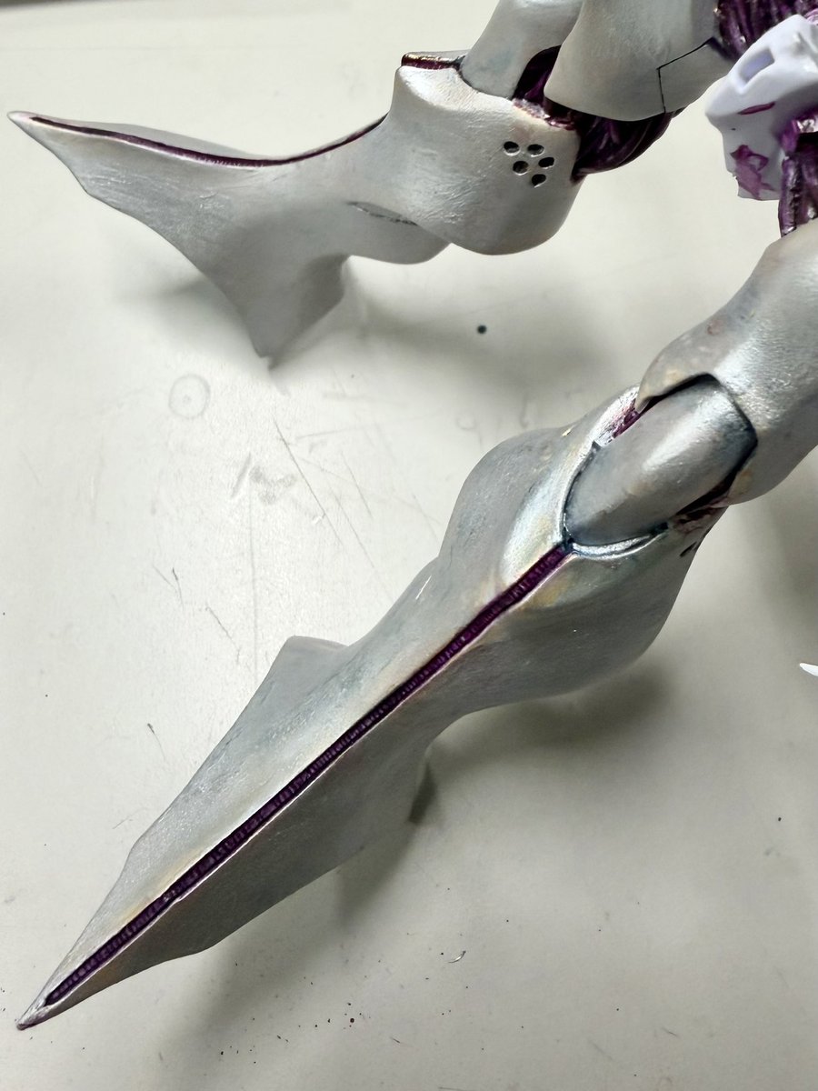 mu6oka's tweet photo. しばらく演劇関係ばかりだったので、久々にプラモデルのポスト。
マックスファクトリーのサーバイン。
MGダンバインの箱絵風にしたくて前に作ったMGダンバインから塗り方を少し変えて塗装中です。
1枚目箱絵
2枚目サーバイン
3枚目ダンバイン
まだ下塗りですが、ダンバインの時よりいい感じ！ https://t.co/moH4BFsr0z