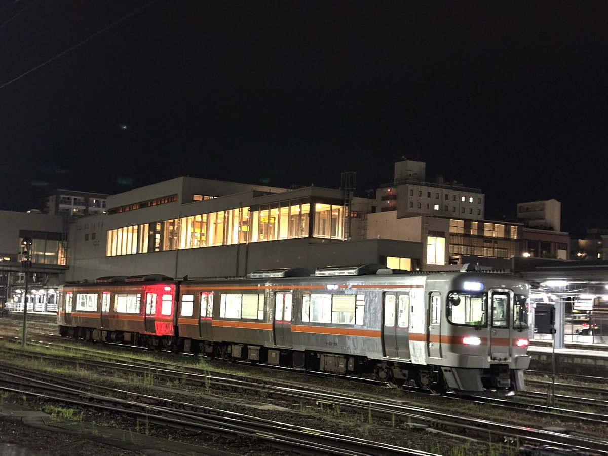 Mirayan3104's tweet photo. 出張で高山なう。

このキハ25系、ホントにパンタグラフが無い313系って感じでなかなか面白い気動車。
こんな見た目でディーゼルエンジンの音を構内にめっちゃ響かせてます。 https://t.co/m1RbUbD4gw