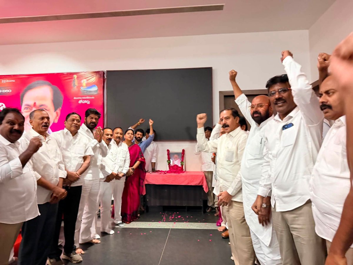 BSNBRS's tweet photo. తెలంగాణ భవన్‌లో దివంగత బీఆర్ఎస్ నేత, మాజీ ఎమ్మెల్యే శ్రీ పెద్ది సుదర్శన్ రెడ్డి గారి చిత్రపటానికి పుష్పాంజలి ఘటించి ఘనంగా నివాళులర్పించిన ఉమ్మడి వరంగల్ జిల్లా బీఆర్ఎస్ పార్టీ ప్రతినిధులు. https://t.co/9ryXX4nroU