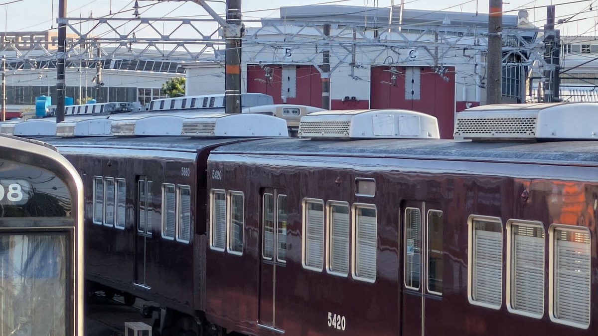 hirosixtrainbox's tweet photo. 今日の正雀べーす
座席9300円で買いたいなぁ
8201 パンタ外されてる
一部、中のクーラー機器無かったら https://t.co/k53nlq9VHi