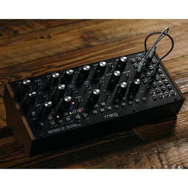 デスクトップアナログセミモジュラーシンセの王道「moog Mother-32