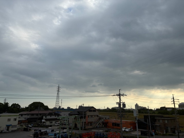 ROkatetsu's tweet photo. #イマそら #夕方の空
2026年８月４日火曜日午後４時５３分 愛知県岡崎市
雨が降った時間も、晴れた時間もありましたが、曇りがちの天気が続き、この時間も曇っていました。
日中の気温は３２度近くまで上がりましたが、この時間は２９度前後です。
この後は徐々に晴れてきて、明朝は２４度台です。 https://t.co/zTYFvOH4jd