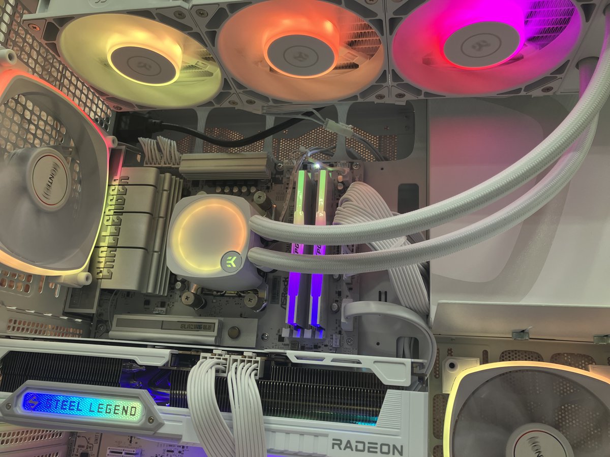 dospara_fuji's tweet photo. 📢スタッフ一押し展示PCのご紹介📢
CPU #AMD Ryzen 7 9800X3D
GPU #ASRock RX9070XT SL 16G
ケース #GF Model 5 White
VRAM16GBで4Kゲームにも対応❗️
見た目にもこだわりました💪
お客様のご要望に合わせた #組立代行 も承っております❗️
是非ドスパラにご相談ください!
#ドスパラスタッフ #富士 https://t.co/IUDz9NbMrV
