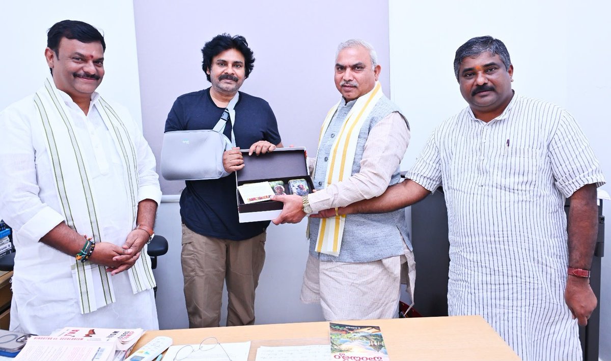JanaSenaParty's tweet photo. రాష్ట్ర ఉప ముఖ్యమంత్రివర్యులు శ్రీ @pawankalyan గారిని భారతీయ జనతా పార్టీ జాతీయ సంయుక్త ప్రధాన కార్యదర్శి శ్రీ శివ్ ప్రకాష్ @shivprakashbjp గారు మర్యాదపూర్వకంగా కలిశారు. మంగళవారం క్యాంపు కార్యాలయంలో జరిగిన ఈ భేటీలో ఇటీవల భుజానికి శస్త్రచికిత్స చేయించుకుని విశ్రాంతి తీసుకుంటున్న శ్రీ పవన్ కళ్యాణ్ గారి ఆరోగ్య పరిస్థితిని అడిగి తెలుసుకున్నారు. శ్రీ పవన్ కళ్యాణ్ గారు త్వరగా సంపూర్ణ ఆరోగ్యంతో ప్రజాసేవలో మరింత చురుకుగా పాల్గొనాలని ఆకాంక్షించారు. ఈ భేటీలో బీజేపీ రాష్ట్ర అధ్యక్షులు శ్రీ పి.వి.ఎన్. మాధవ్ @MadhavBJP గారు, రాష్ట్ర ఆర్గనైజింగ్ జనరల్ సెక్రటరీ శ్రీ మధుకర్ @BJPMadhukarAP గారు పాల్గొన్నారు.