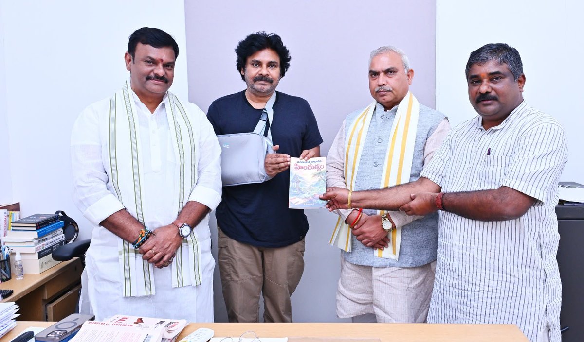JanaSenaParty's tweet photo. రాష్ట్ర ఉప ముఖ్యమంత్రివర్యులు శ్రీ @pawankalyan గారిని భారతీయ జనతా పార్టీ జాతీయ సంయుక్త ప్రధాన కార్యదర్శి శ్రీ శివ్ ప్రకాష్ @shivprakashbjp గారు మర్యాదపూర్వకంగా కలిశారు. మంగళవారం క్యాంపు కార్యాలయంలో జరిగిన ఈ భేటీలో ఇటీవల భుజానికి శస్త్రచికిత్స చేయించుకుని విశ్రాంతి తీసుకుంటున్న శ్రీ పవన్ కళ్యాణ్ గారి ఆరోగ్య పరిస్థితిని అడిగి తెలుసుకున్నారు. శ్రీ పవన్ కళ్యాణ్ గారు త్వరగా సంపూర్ణ ఆరోగ్యంతో ప్రజాసేవలో మరింత చురుకుగా పాల్గొనాలని ఆకాంక్షించారు. ఈ భేటీలో బీజేపీ రాష్ట్ర అధ్యక్షులు శ్రీ పి.వి.ఎన్. మాధవ్ @MadhavBJP గారు, రాష్ట్ర ఆర్గనైజింగ్ జనరల్ సెక్రటరీ శ్రీ మధుకర్ @BJPMadhukarAP గారు పాల్గొన్నారు.