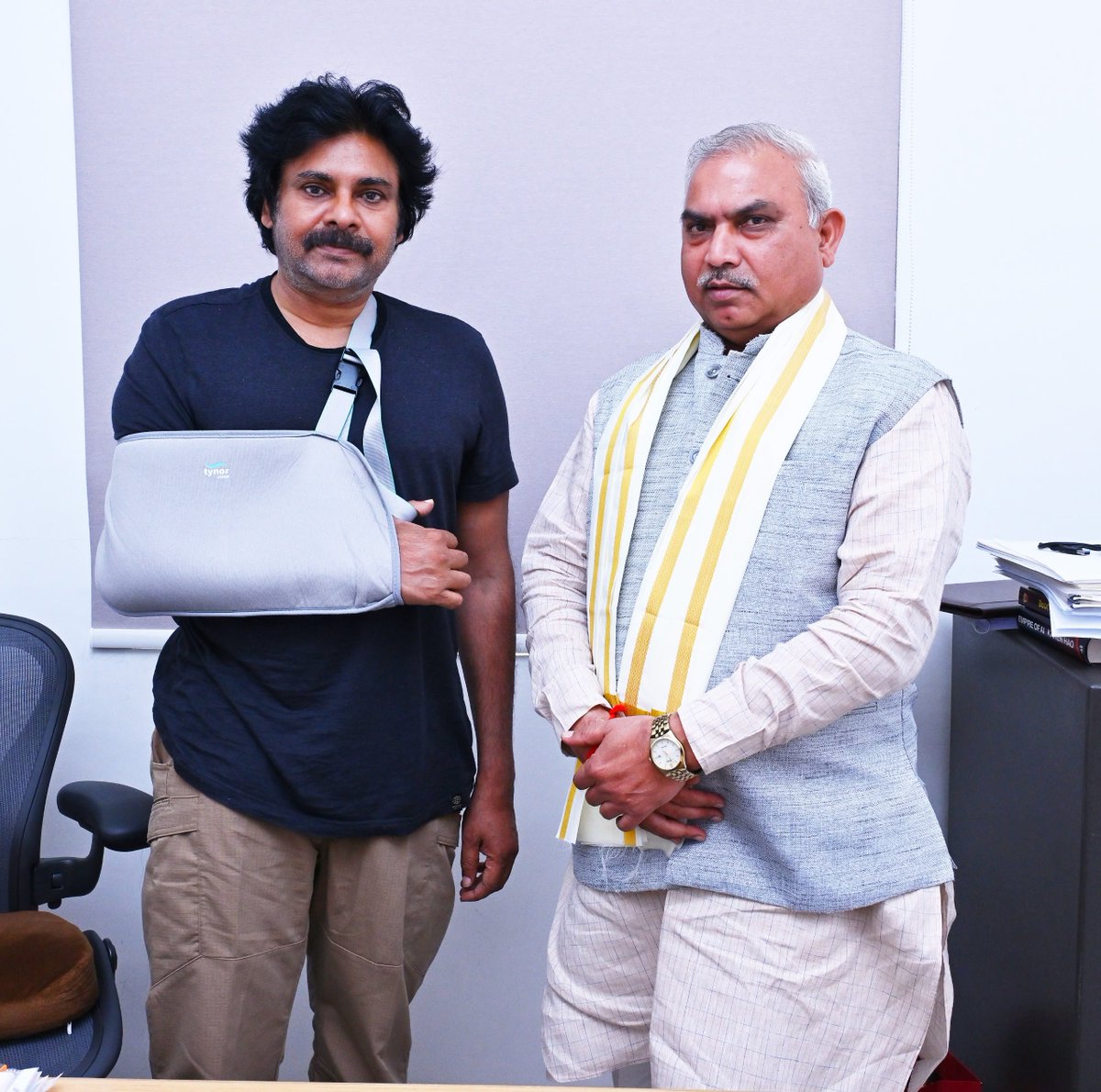 JanaSenaParty's tweet photo. రాష్ట్ర ఉప ముఖ్యమంత్రివర్యులు శ్రీ @pawankalyan గారిని భారతీయ జనతా పార్టీ జాతీయ సంయుక్త ప్రధాన కార్యదర్శి శ్రీ శివ్ ప్రకాష్ @shivprakashbjp గారు మర్యాదపూర్వకంగా కలిశారు. మంగళవారం క్యాంపు కార్యాలయంలో జరిగిన ఈ భేటీలో ఇటీవల భుజానికి శస్త్రచికిత్స చేయించుకుని విశ్రాంతి తీసుకుంటున్న శ్రీ పవన్ కళ్యాణ్ గారి ఆరోగ్య పరిస్థితిని అడిగి తెలుసుకున్నారు. శ్రీ పవన్ కళ్యాణ్ గారు త్వరగా సంపూర్ణ ఆరోగ్యంతో ప్రజాసేవలో మరింత చురుకుగా పాల్గొనాలని ఆకాంక్షించారు. ఈ భేటీలో బీజేపీ రాష్ట్ర అధ్యక్షులు శ్రీ పి.వి.ఎన్. మాధవ్ @MadhavBJP గారు, రాష్ట్ర ఆర్గనైజింగ్ జనరల్ సెక్రటరీ శ్రీ మధుకర్ @BJPMadhukarAP గారు పాల్గొన్నారు.