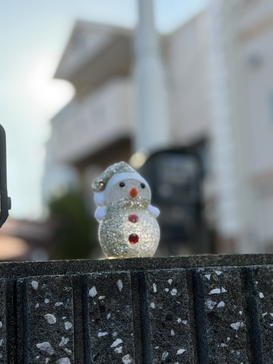 大学の近くにはもう雪だるまがありました。夏も終わる(終わらない