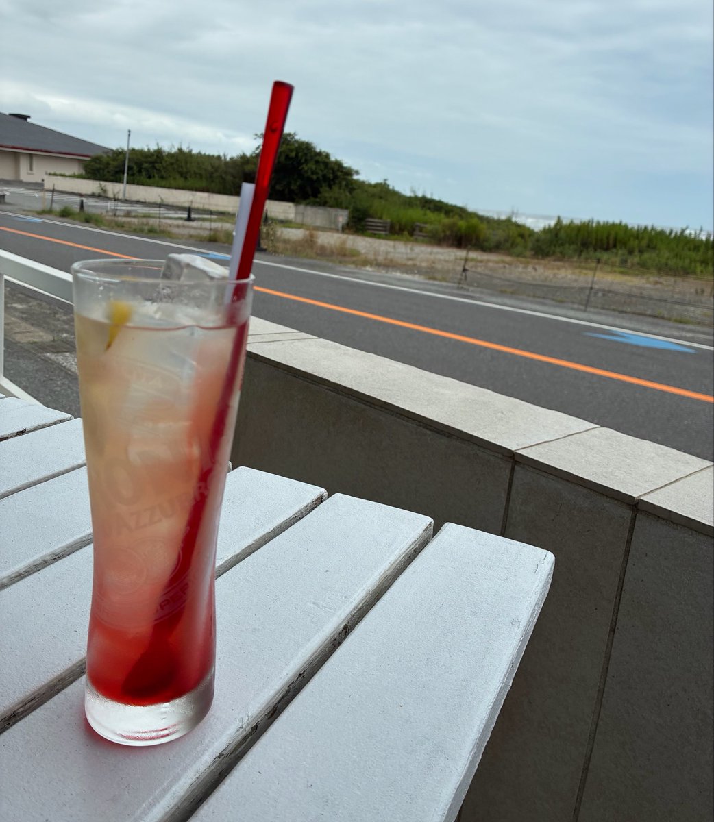 shagamication's tweet photo. 来年のとある国語の研究大会に向けて長旅へ。海の見える町に来ました。
人があったかい。 https://t.co/LDtbJFwZAF
