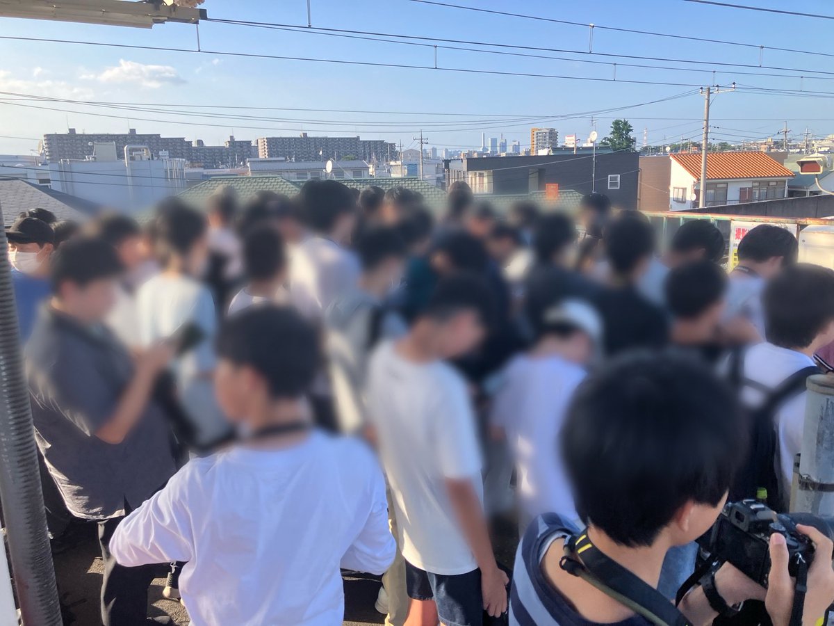 21_kamio's tweet photo. 即売会の待機列が形成されてた https://t.co/SaPRCVzBgB