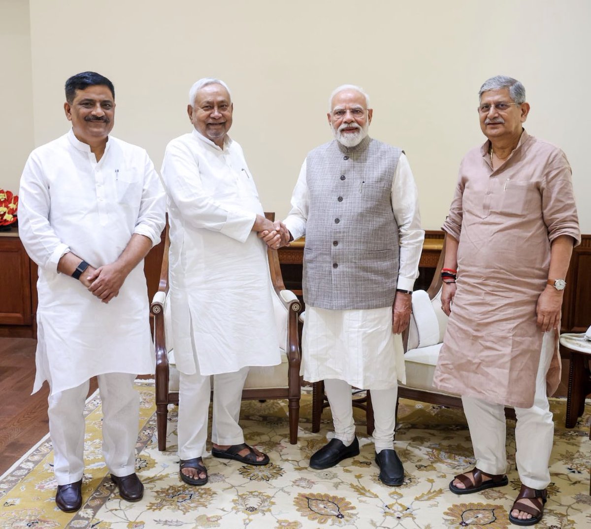 PiyushPadmakar's tweet photo. इस मुलाकात में बांकीपुर पर क्यों बात होगी ? खुद सोचिए ।बांकीपुर तो फैसला सुना चुका है । फैसला #samrat पर होना है । बीजेपी पटना में किसी और को ‘चौधरी’ बनाने के मूड में है…देखिए आगे क्या होता है …लिस्ट में भूमिहार लीडर हैं लेकिन मौका पिछड़े लीडर को ही मिलेगा https://t.co/4aJpz3kjcA