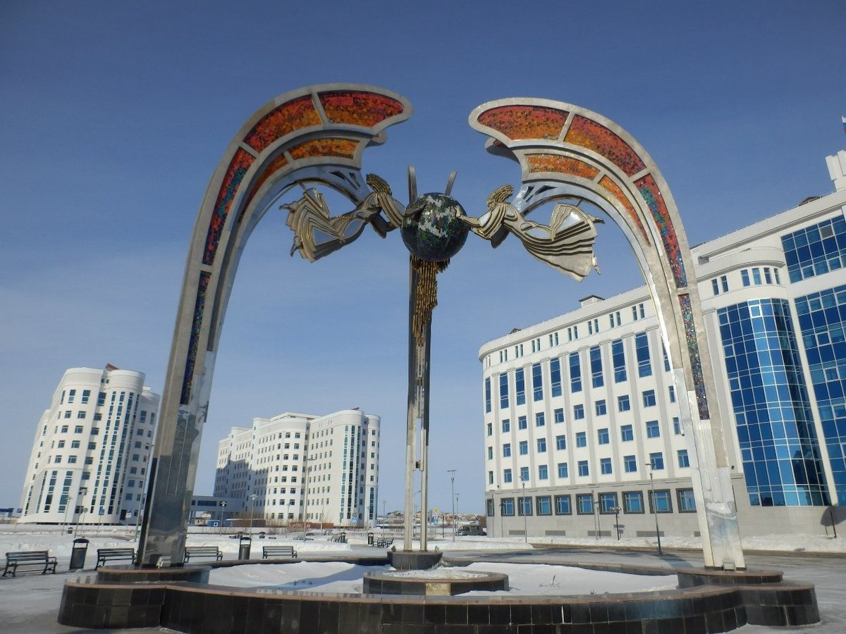 tzojr44397733's tweet photo. Stunning public art reaching for the winter sky. ❄️👼 The contrast between the glass mosaic wings and the snowy landscape is incredible! #PublicArt #Architecture #Sculpture https://t.co/OhpdoHCaga