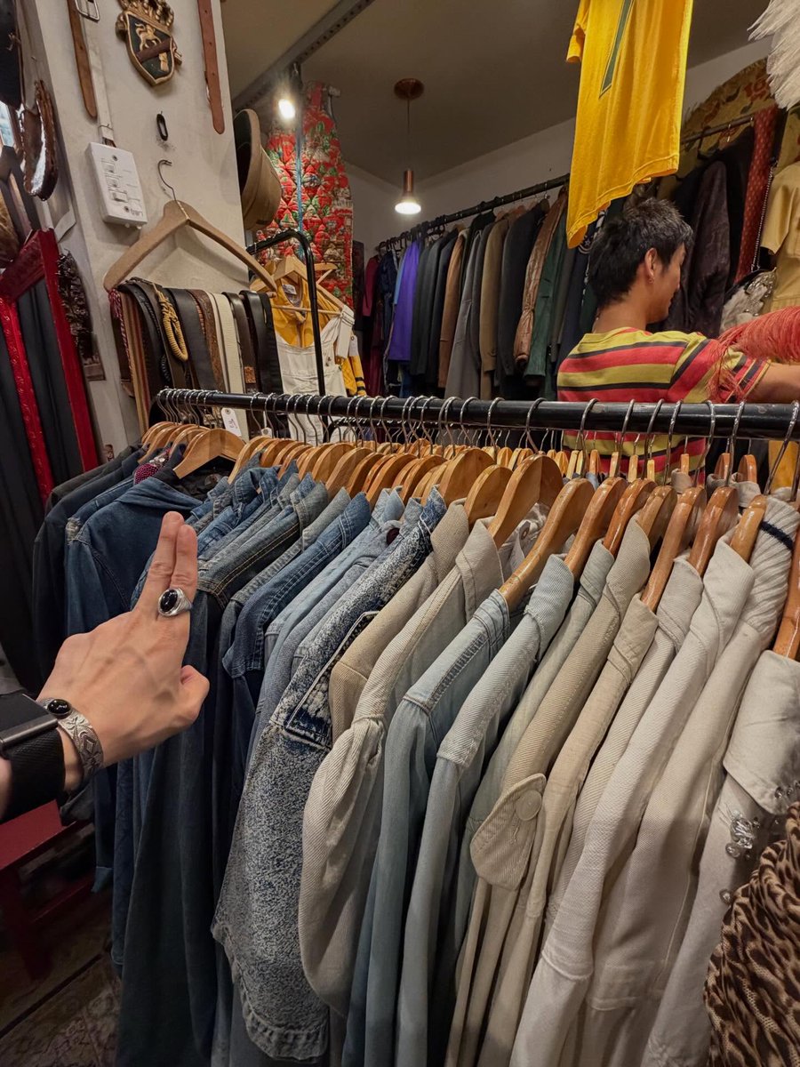 iamisus's tweet photo. อิโจทำไรแบรนด์แอมถึงต้องมาคุ้ยเสื้อมือสอง 5555555555555 https://t.co/NSRvj0Ov8b