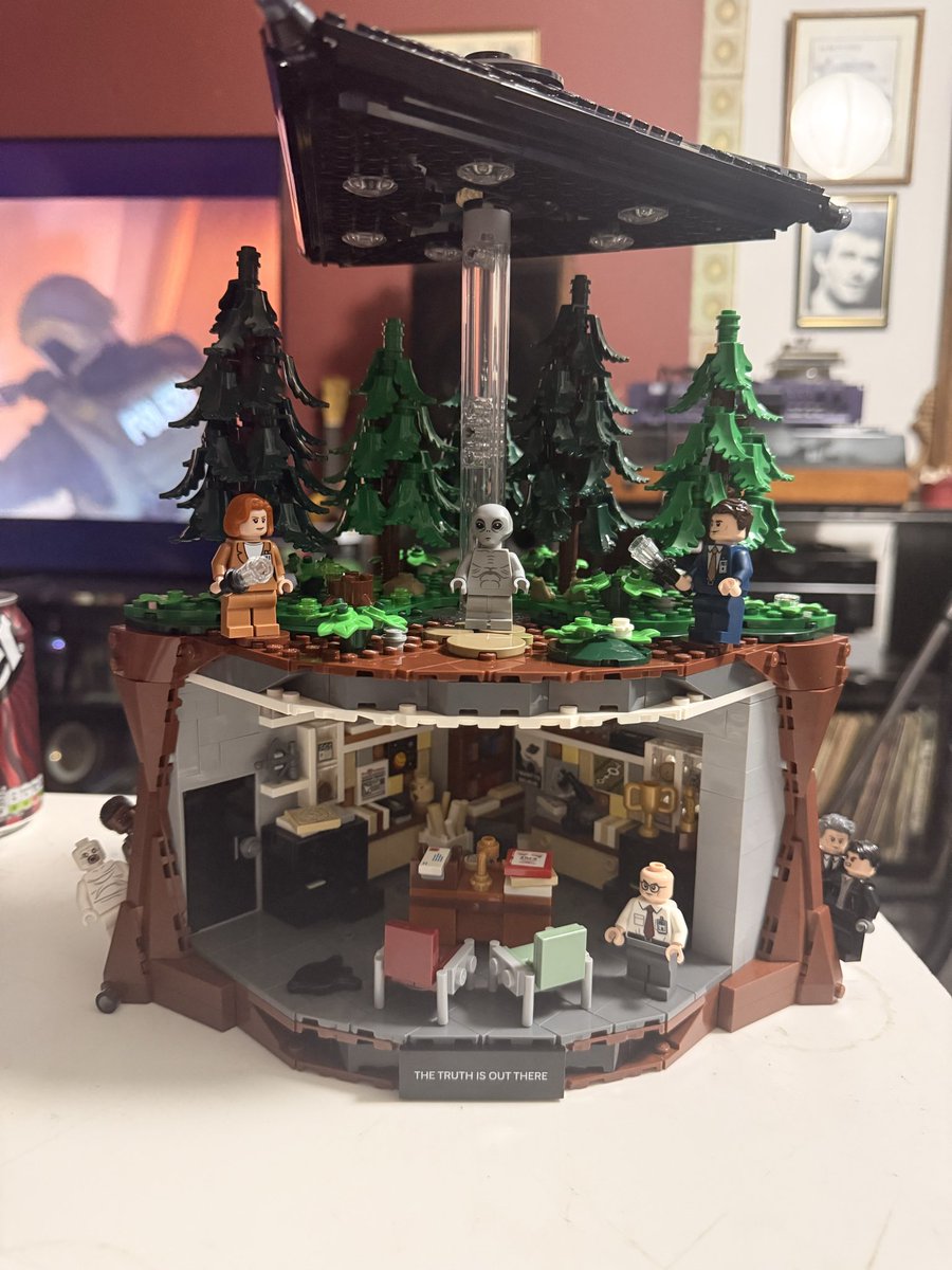 RachelMHalsey2's tweet photo. Finished! Completing this gave the same feeling as when I finish a good book…🥺😊 Titanic Lego set next maybe? #XFiles #Lego https://t.co/fWmIFSXU0q