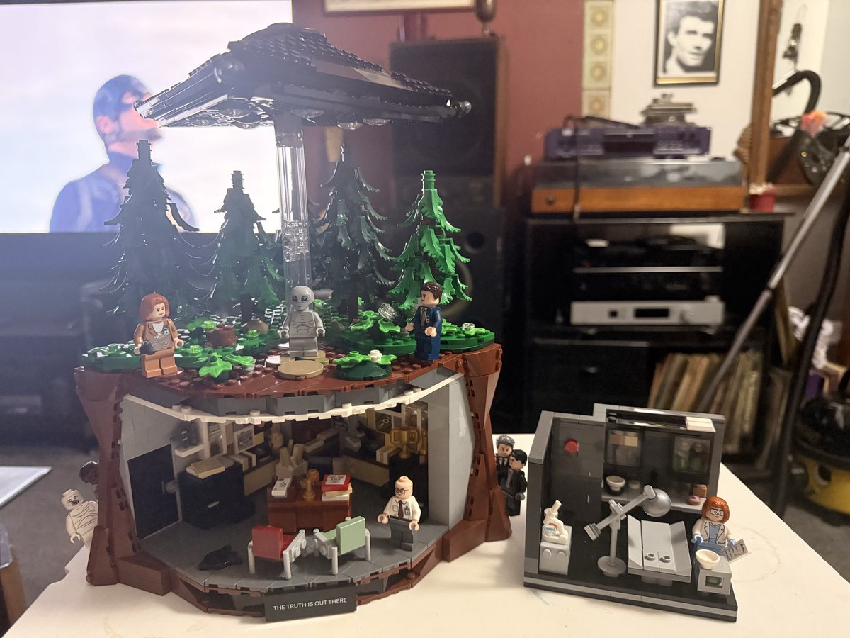 RachelMHalsey2's tweet photo. Finished! Completing this gave the same feeling as when I finish a good book…🥺😊 Titanic Lego set next maybe? #XFiles #Lego https://t.co/fWmIFSXU0q