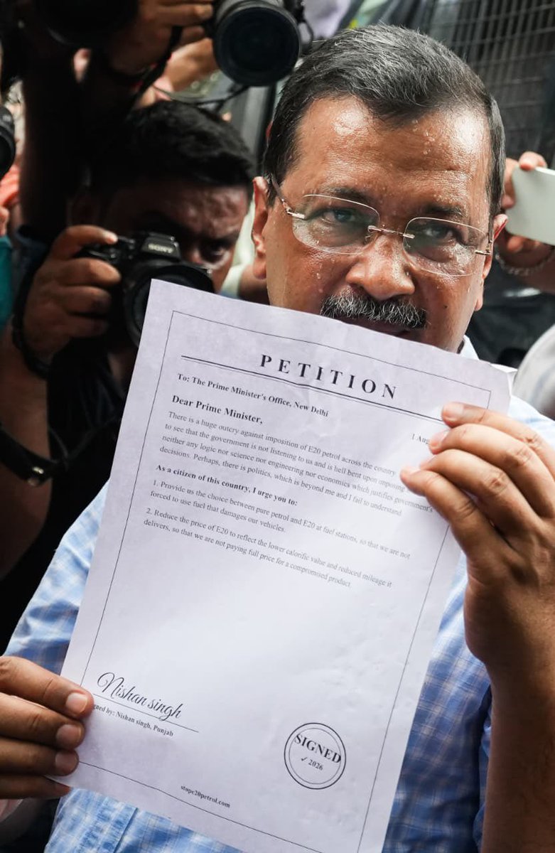 ArvindKejriwal's tweet photo. आज हमने E20 के विरोध में जनता की 2 लाख से अधिक petitions लेकर मोदी जी से मिलने की कोशिश की, लेकिन मोदी जी की पुलिस ने हमें रोक दिया। हमने सभी petitions मोदी जी को भेज दी हैं।

मोदी जी, हमें अपनी ताकत दिखाने से क्या होगा? आप यही हिम्मत ट्रंप को दिखाइए और देश पर E20 थोपना बंद करिए। वरना देश फिर एक बड़ा आंदोलन करने के लिए मजबूर हो जाएगा।