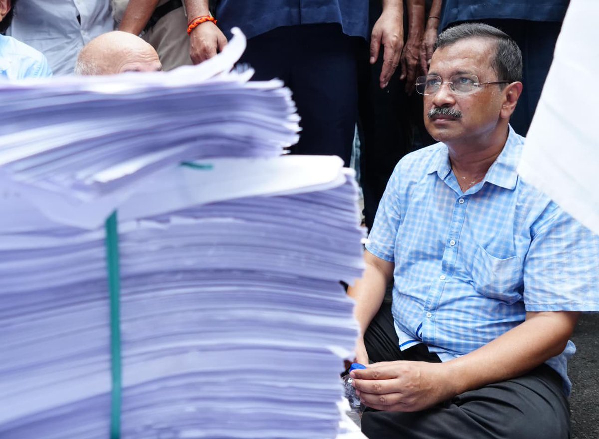 ArvindKejriwal's tweet photo. आज हमने E20 के विरोध में जनता की 2 लाख से अधिक petitions लेकर मोदी जी से मिलने की कोशिश की, लेकिन मोदी जी की पुलिस ने हमें रोक दिया। हमने सभी petitions मोदी जी को भेज दी हैं।

मोदी जी, हमें अपनी ताकत दिखाने से क्या होगा? आप यही हिम्मत ट्रंप को दिखाइए और देश पर E20 थोपना बंद करिए। वरना देश फिर एक बड़ा आंदोलन करने के लिए मजबूर हो जाएगा।