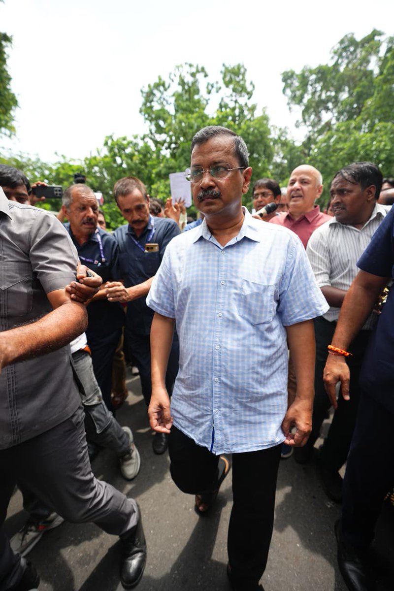 ArvindKejriwal's tweet photo. आज हमने E20 के विरोध में जनता की 2 लाख से अधिक petitions लेकर मोदी जी से मिलने की कोशिश की, लेकिन मोदी जी की पुलिस ने हमें रोक दिया। हमने सभी petitions मोदी जी को भेज दी हैं।

मोदी जी, हमें अपनी ताकत दिखाने से क्या होगा? आप यही हिम्मत ट्रंप को दिखाइए और देश पर E20 थोपना बंद करिए। वरना देश फिर एक बड़ा आंदोलन करने के लिए मजबूर हो जाएगा।
