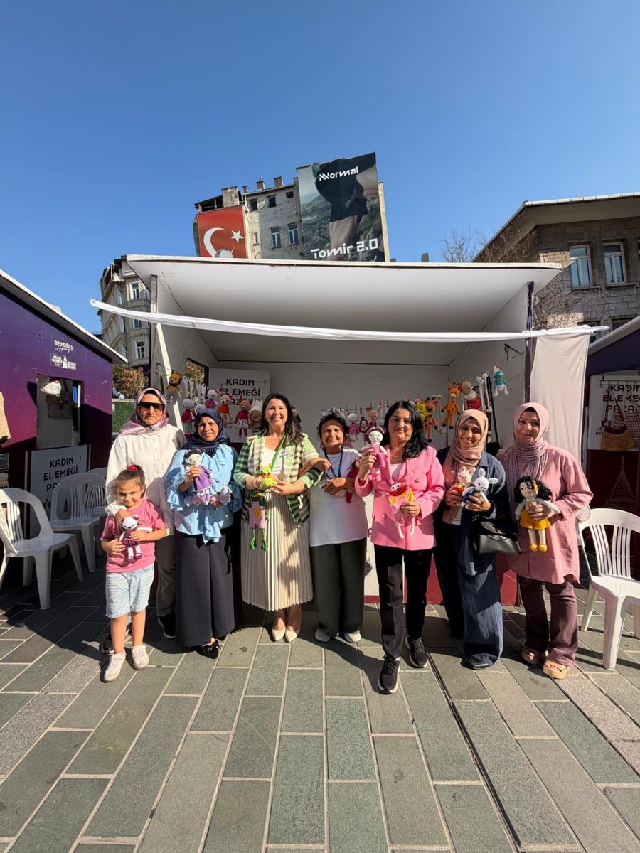 _MHPistanbul_'s tweet photo. Kadın Aile Çocuk ve Engelli Politikalarından Sorumlu İl Başkan Yardımcımız Sn. Büşra Düzgün Kaya; MHP Beyoğlu Kadın Aile Çocuk ve Engelli Politikalarından Sorumlu İlçe Başkan Yardımcımız Sn. Songül Koçan, esnaf ve girişimci kadınları ziyaret ederek İl Başkanımız Sn. Volkan Yılmaz’ın selamlarını iletti. 
MHP İstanbul Teşkilatları olarak her daim yanlarında olduğumuz mesajını paylaştılar.
Bütün hanımefendilere işlerinde kolaylık, başarı ve bereket dileriz.