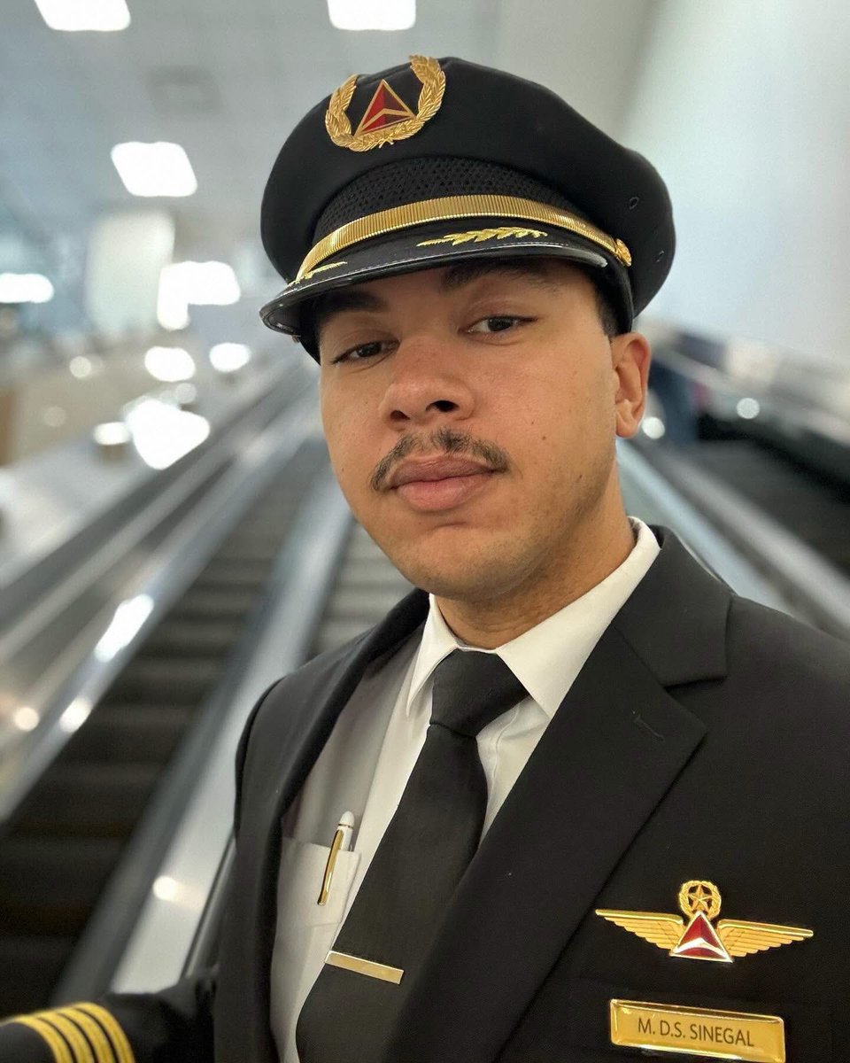 skiistiredasf's tweet photo. Malik Sinegal, at 23 years old, became the youngest African American to earn certification as a Boeing 777 pilot.
The Biloxi, Mississippi native and Delta State University graduate achieved the type rating in 2020. Black excellence !👏🏾 https://t.co/ReRFYUSZbD