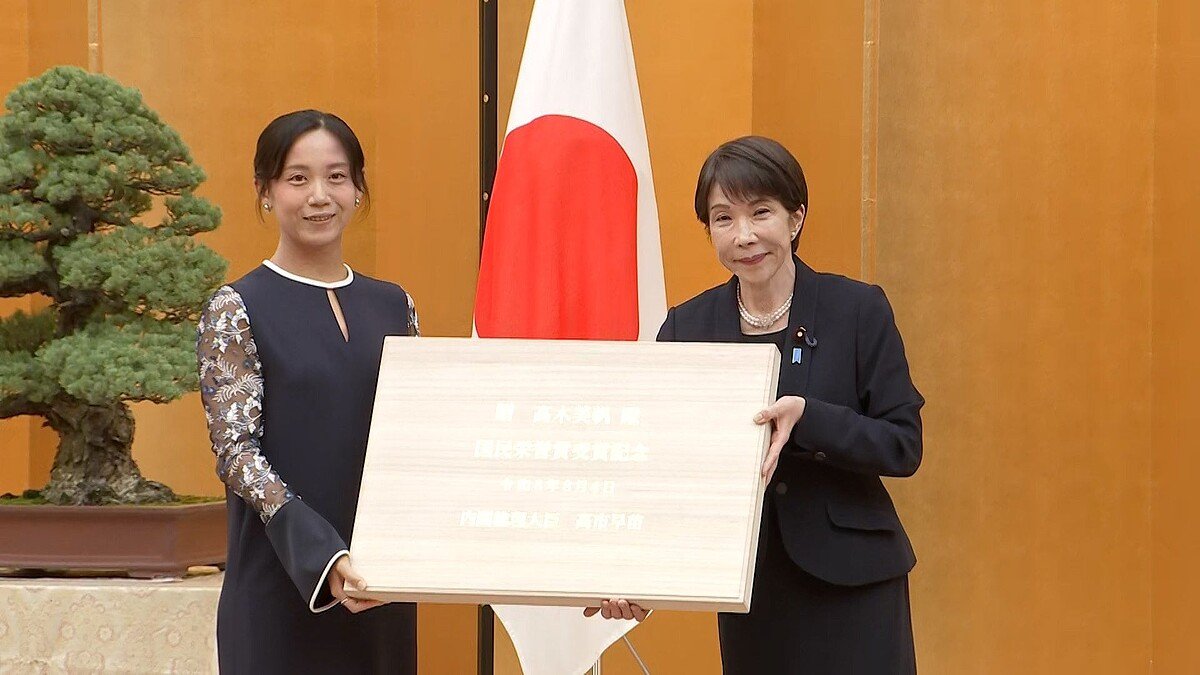 livedoornews's tweet photo. 【祝】スピードスケート・髙木美帆さんに国民栄誉賞授与 通算10個のメダル獲得
https://t.co/kJrLHkaDBN

総理官邸で行われた表彰式で、高市首相は髙木さんに対し、国民栄誉賞の表彰状と盾を手渡した。「歴史に残る快挙を成し遂げ国民に夢と感動もたらした」と述べた。 https://t.co/3Z1Ar8XYe8