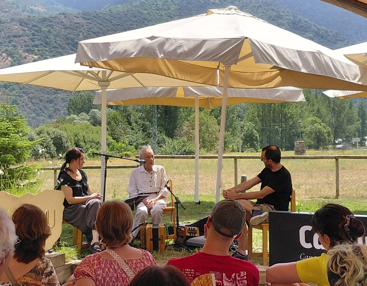neowiffi's tweet photo. Plaent conversa cantada entre Artur Blasco i Cati Plana i Albert Massip en el marc del Festival #Dansàneu26 Descobrim el projecte Càntut 🔝 👨‍👩‍👦 #campingaigüestortes #EsterridÀneu @dansaneu @cantutmusica @AmicsPirineu @Vallsdaneu @visitpallars @singatalla https://t.co/EaeYvH1X3P