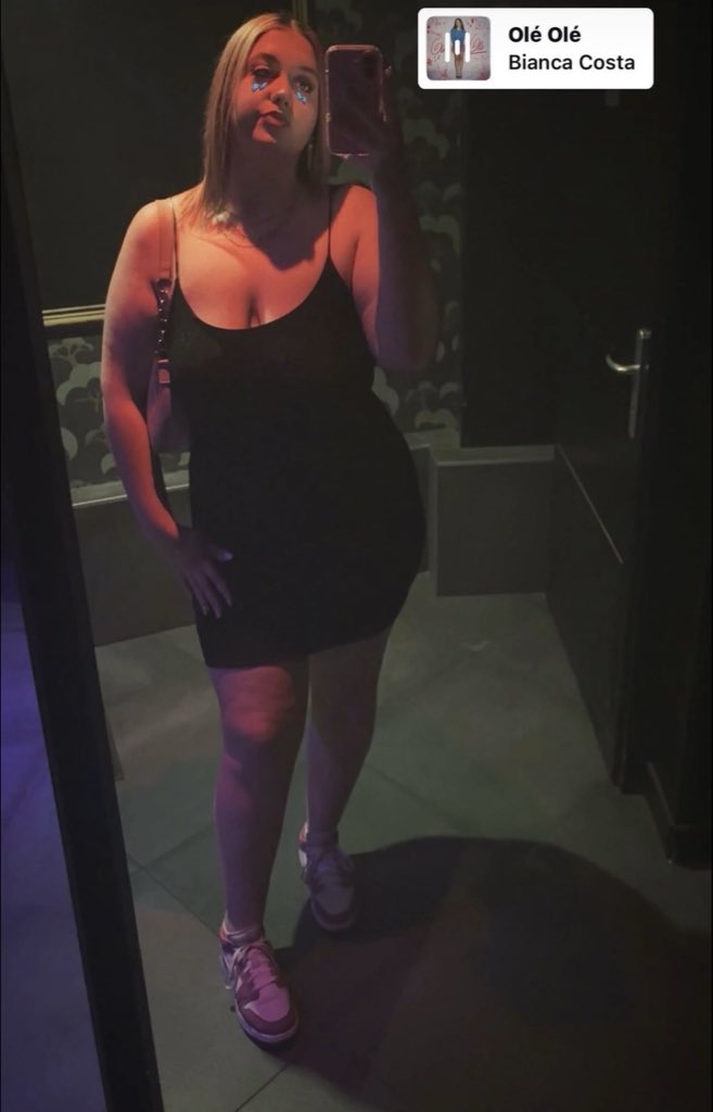 pFlo241's tweet photo. Un chien de dispo pour venir lécher mes magnifiques baskets roses et les faire briller ? 🐶👟💖 #Findom #MoneySlave #Femdom #FootFetish #PayPig https://t.co/IS9Gz8PKoJ