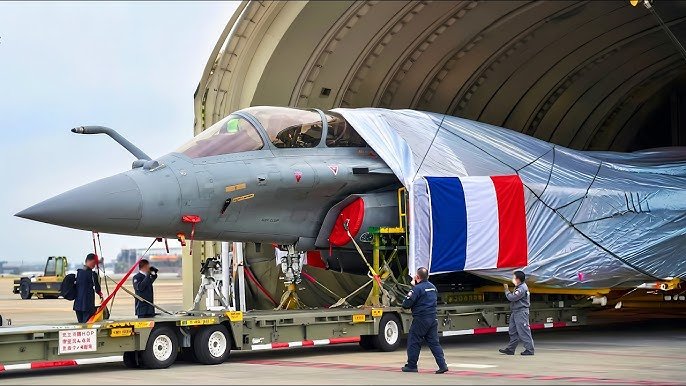 Defencecore's tweet photo. First interim Rafale F5 could appear by 2032-33 with full capability expected by 2035. 🇫🇷

F5 will feature:

• Safran T-REX high-thrust engine
• Thales RBE2 XG AESA radar
• Next Gen SPECTRA EW suite
• Upgraded FSO/IRST sensors
• Stealth loyal wingman integration https://t.co/a81F4Qt4ml