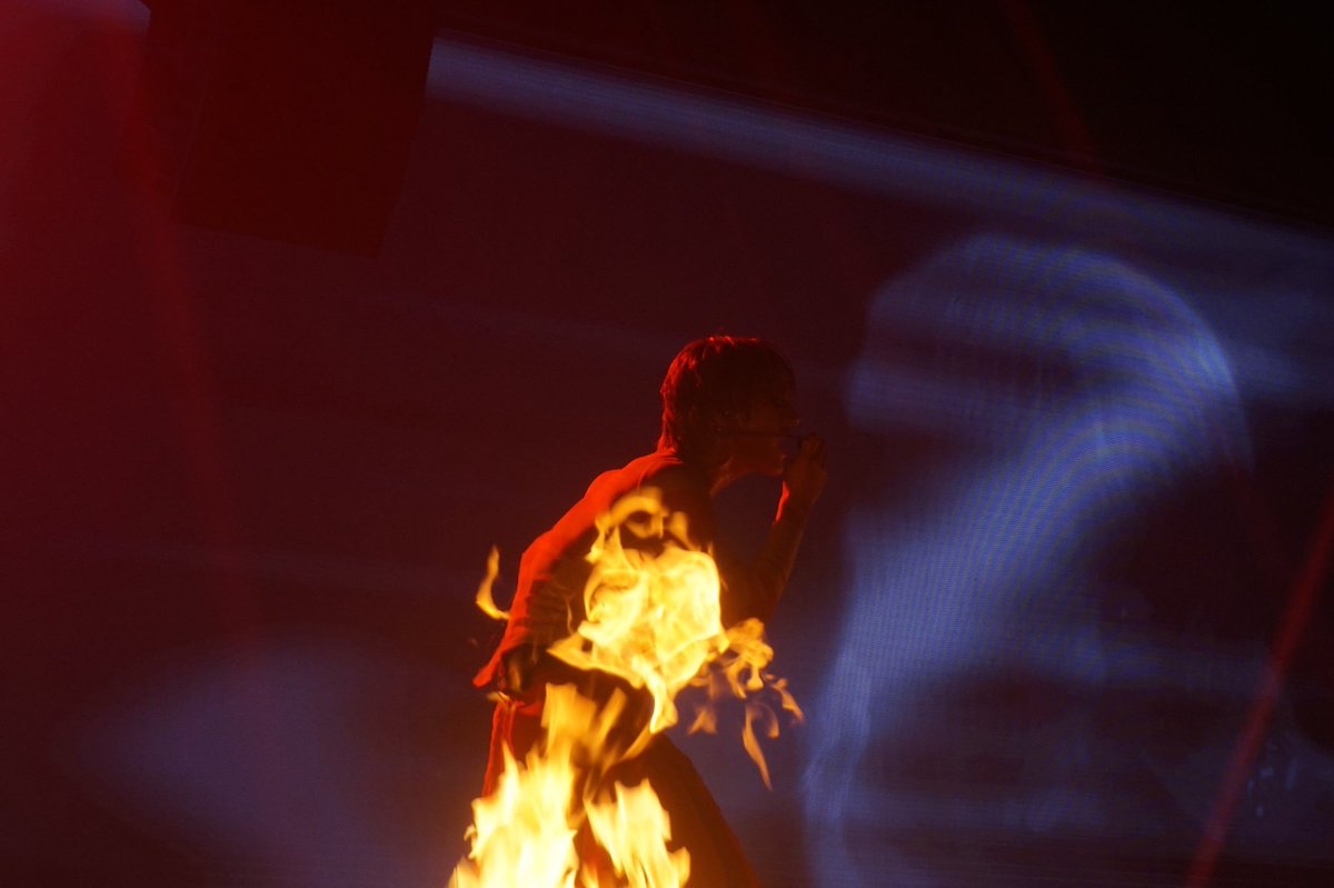 olalacool's tweet photo. เตนล์ยังไม่กลับจากคอนเล้ยยยย!!! แล้วเราจะกลับยังไง ละดูรูปแรกที่ลง ไฟลุก!!!🔥สุดๆอ่ะ คอน 10 ปีที่ตราตรึงงง #tenlee_1001 https://t.co/mYuwJdH0zD