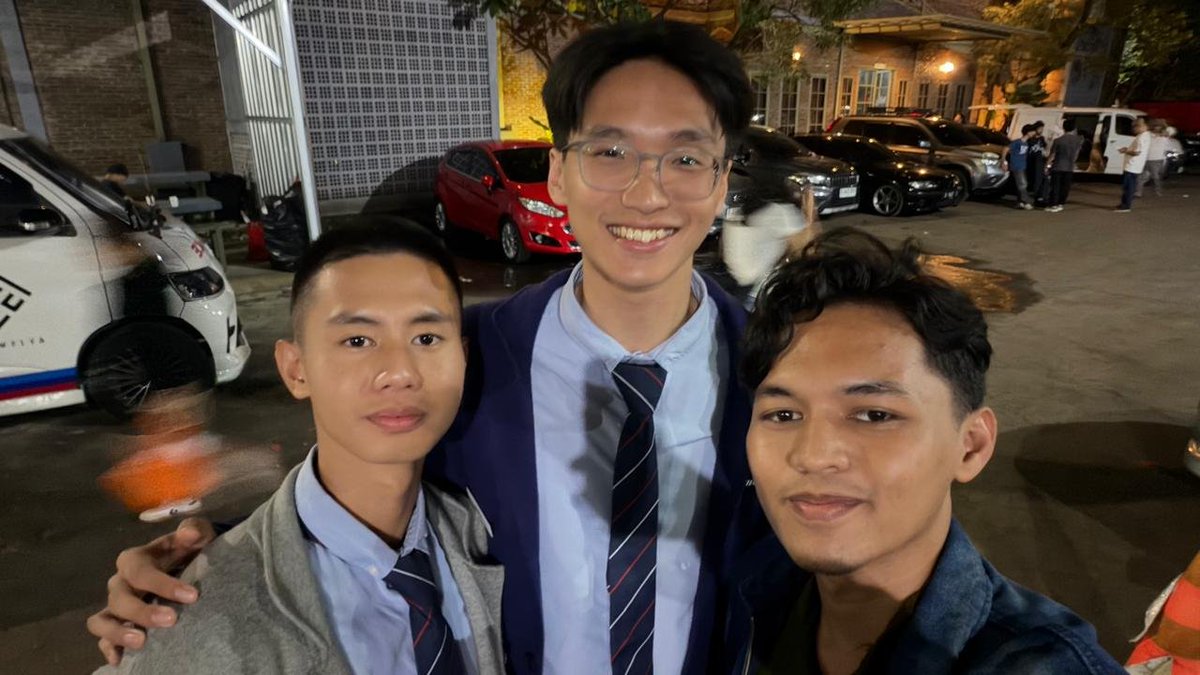 umuzzziii's tweet photo. Uus cenayang kayanya sih ini bisa bisa nya foto berdua sama dua penglaris coc🧐 https://t.co/af1gBsnfOQ