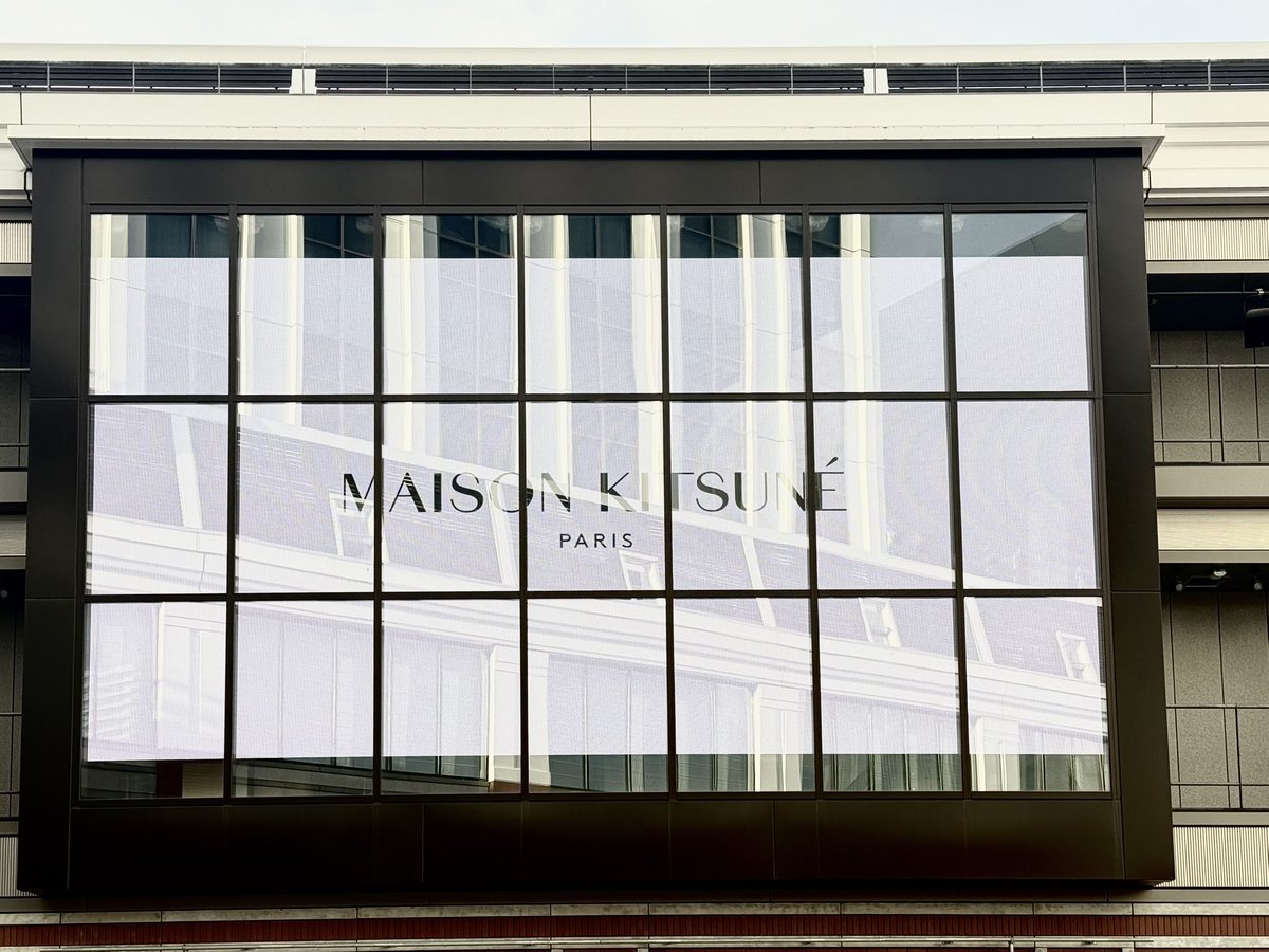 kitsune_japan's tweet photo. 本日から8月6日の14時半ごろ〜18時半の間、Kアリーナ横浜前・テラスビジョンにて、Maison Kitsuné x YUNHOのスペシャルムービーが放映されています🦊
お近くにお越しの方はお見逃しなく！

#メゾンキツネ #ATEEZ #YUNHO https://t.co/FrVv4luKBL