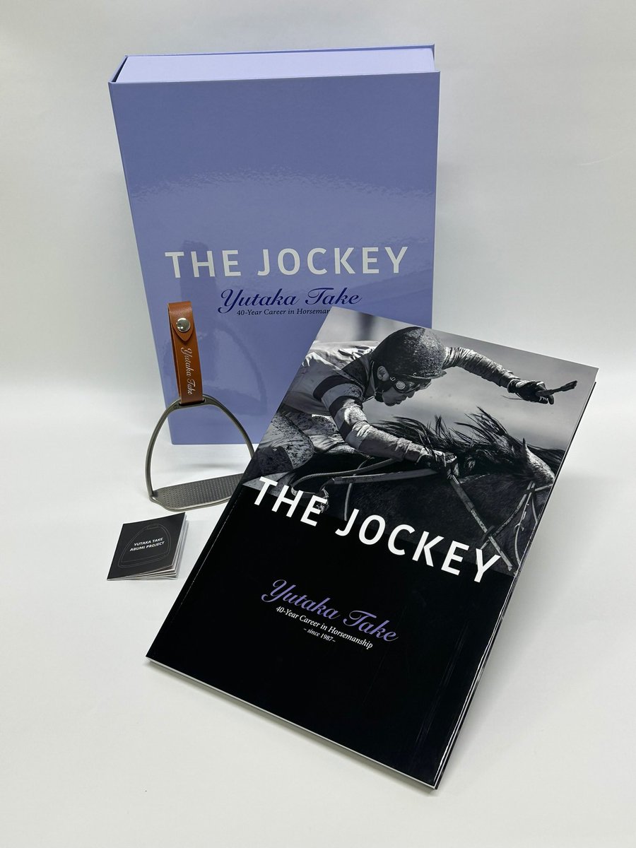 THE_JOCKEY_40th's tweet photo. 【物販情報/札幌】
『武豊デビュー40年記念写真集アブミ付きBOX入り』には、直筆サイン入りシリアルナンバーシートが付きます。先ほど、サインをいただきました！ https://t.co/lKEeHsM8Ul