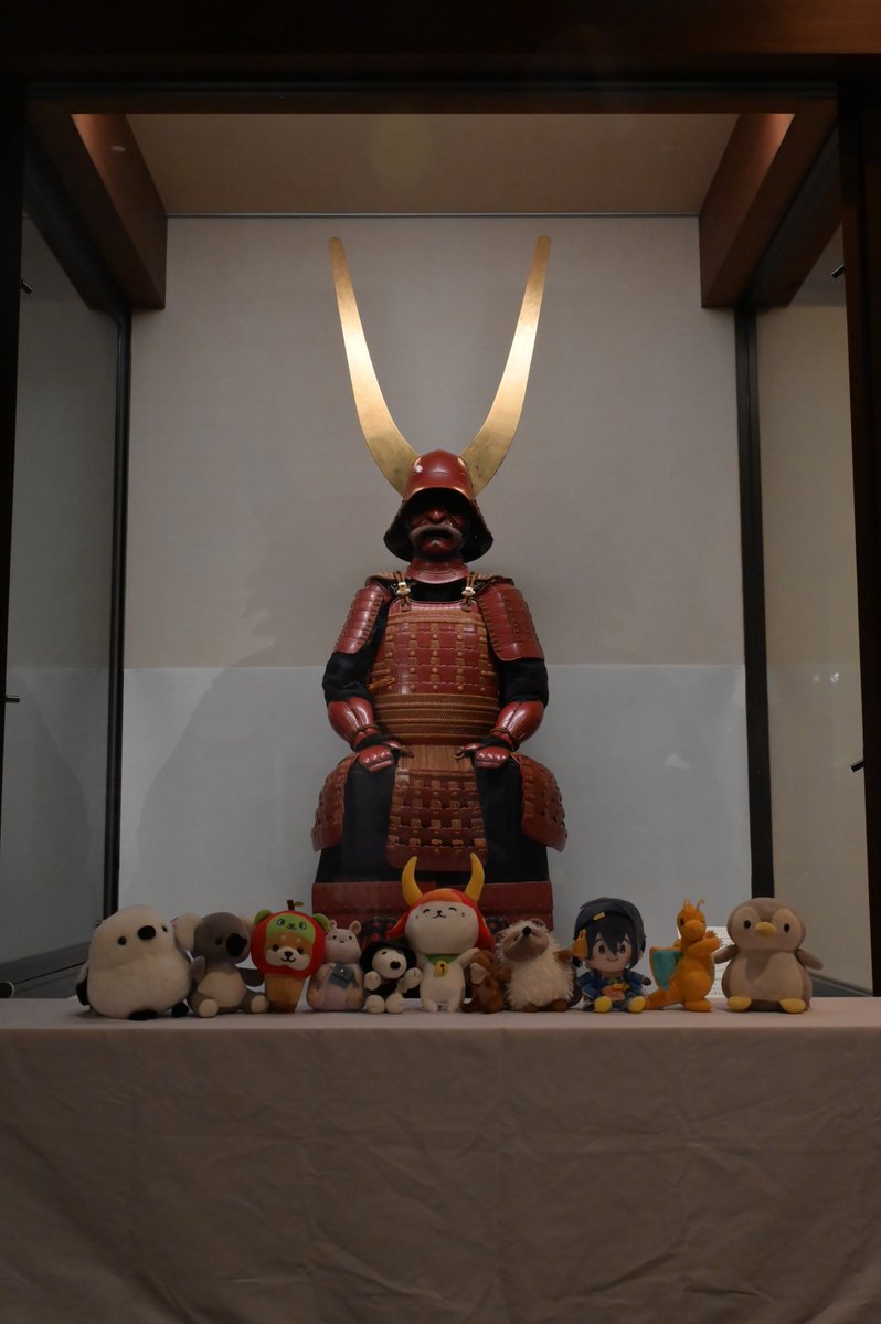 hikone_museum's tweet photo. 刀剣を鑑賞した後は、2代目のお殿様、井伊直孝の甲冑と大きな井桁(いげた)の旗をみんなで鑑賞👀

「井伊の赤備え」と呼ばれる朱色の甲冑。「カッコいいな。着てみたいな。」という声が☺️

そして旗を見たみんな。「持てるかな？」とその大きさにびっくりです😯

#ぬいぐるみお泊り会withひこにゃん https://t.co/oe6sm1Ux5D