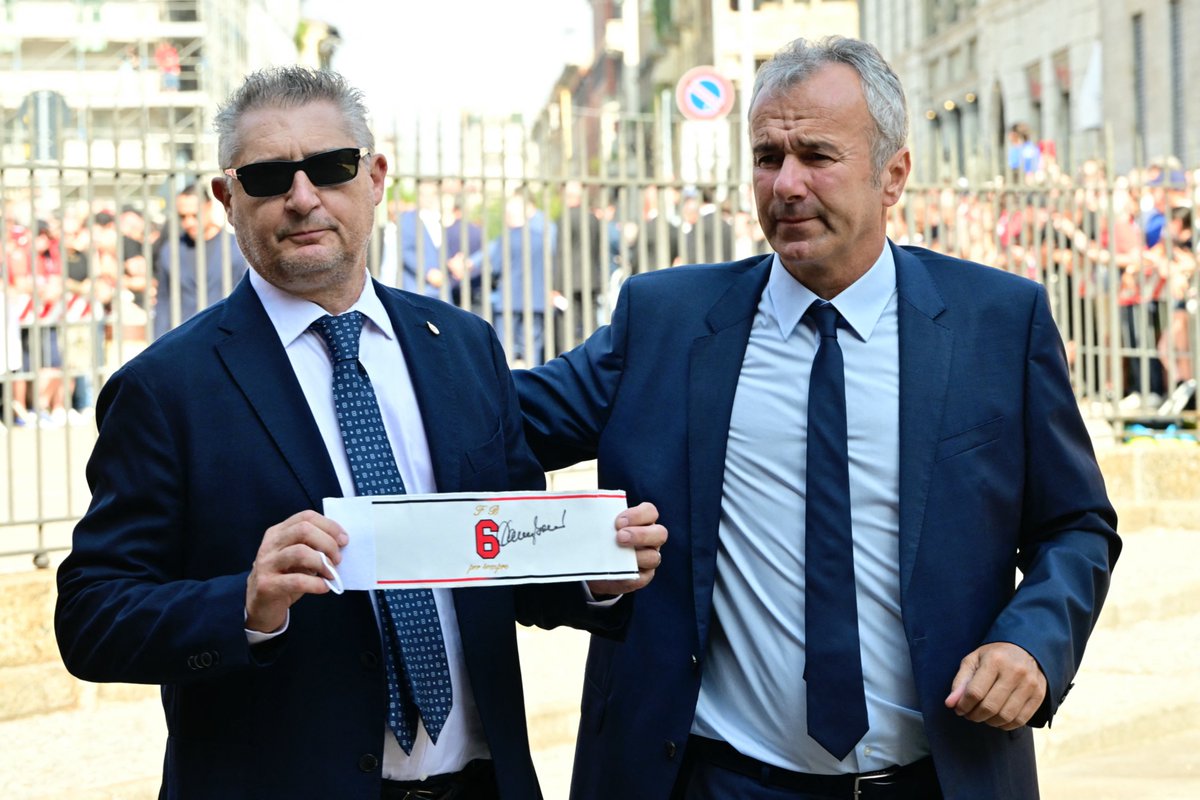 Guillaumemp's tweet photo. Paolo Maldini, Roberto Baggio, Daniele Massaro, Dejan Savicevic et des milliers d'anonymes sont présents ce mardi à la basilique Saint-Ambroise à Milan pour les funérailles de Franco #Baresi.

(Getty Images) https://t.co/h4PuDsIfF3