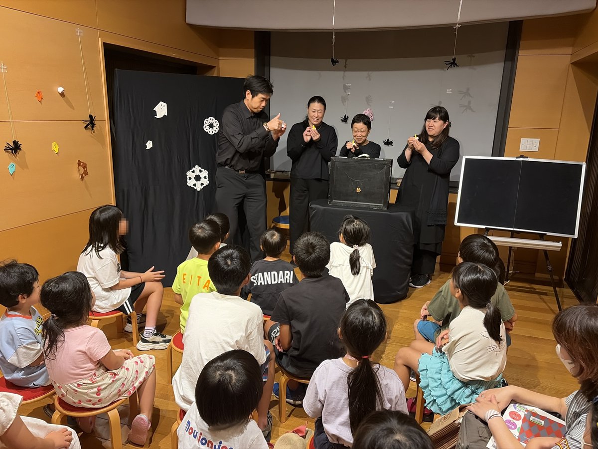 SeikaTownLib's tweet photo. ７月３１日（金）、図書館のおはなしの部屋で「こわ～いおはなし会」が開催されました。
紙芝居から始まり、絵本を２冊、最後にはパネルシアターにブラックライトを照らす演出もあり、子どもたちはドキドキした様子で司書さんのこわ～いおはなしに聞き入っていました。 https://t.co/Ciu2c6NeCX