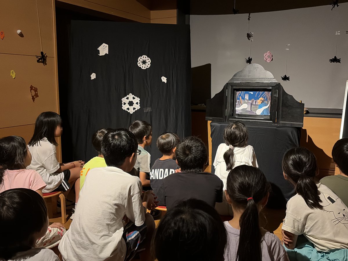 SeikaTownLib's tweet photo. ７月３１日（金）、図書館のおはなしの部屋で「こわ～いおはなし会」が開催されました。
紙芝居から始まり、絵本を２冊、最後にはパネルシアターにブラックライトを照らす演出もあり、子どもたちはドキドキした様子で司書さんのこわ～いおはなしに聞き入っていました。 https://t.co/Ciu2c6NeCX