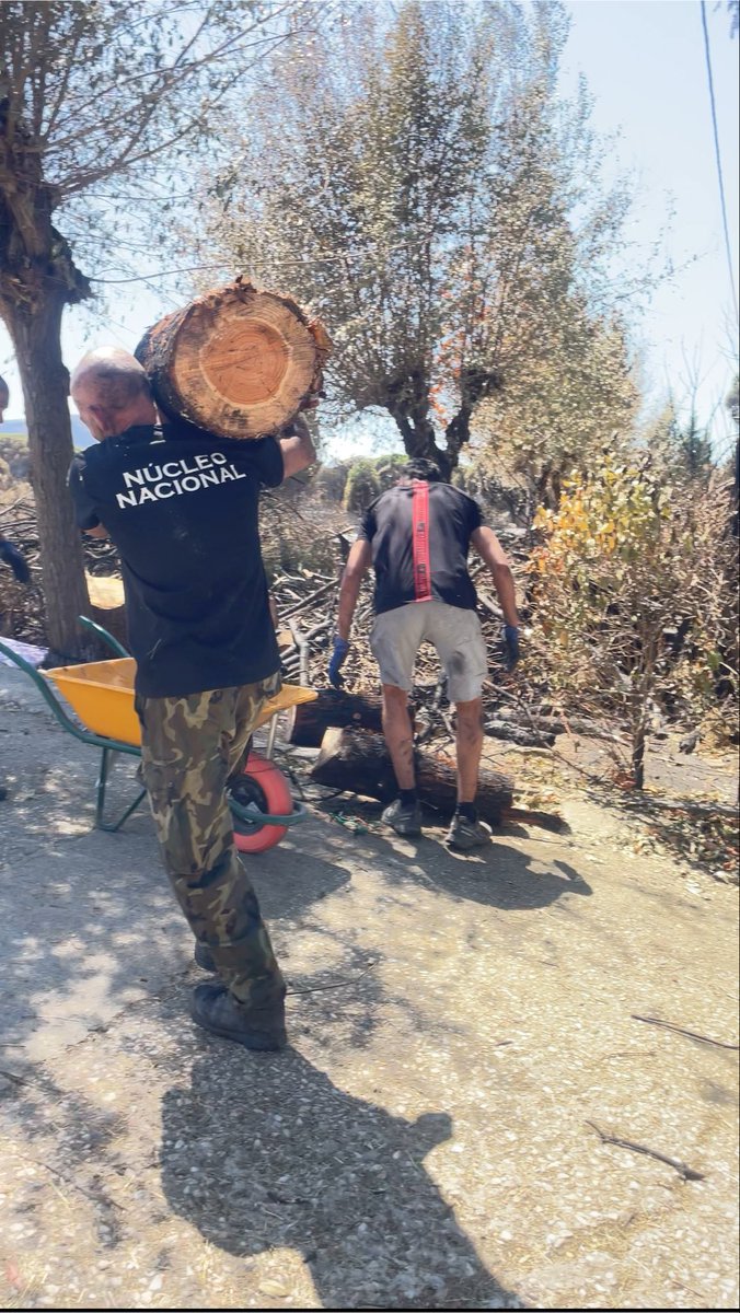 _ysabel_peralta's tweet photo. Mientras las redes arden por nuestra falta de complejos, nosotros seguimos ayudando a los vecinos afectados por el fuego. Esto es @NucleoNEsp https://t.co/wxIhaxaVZS