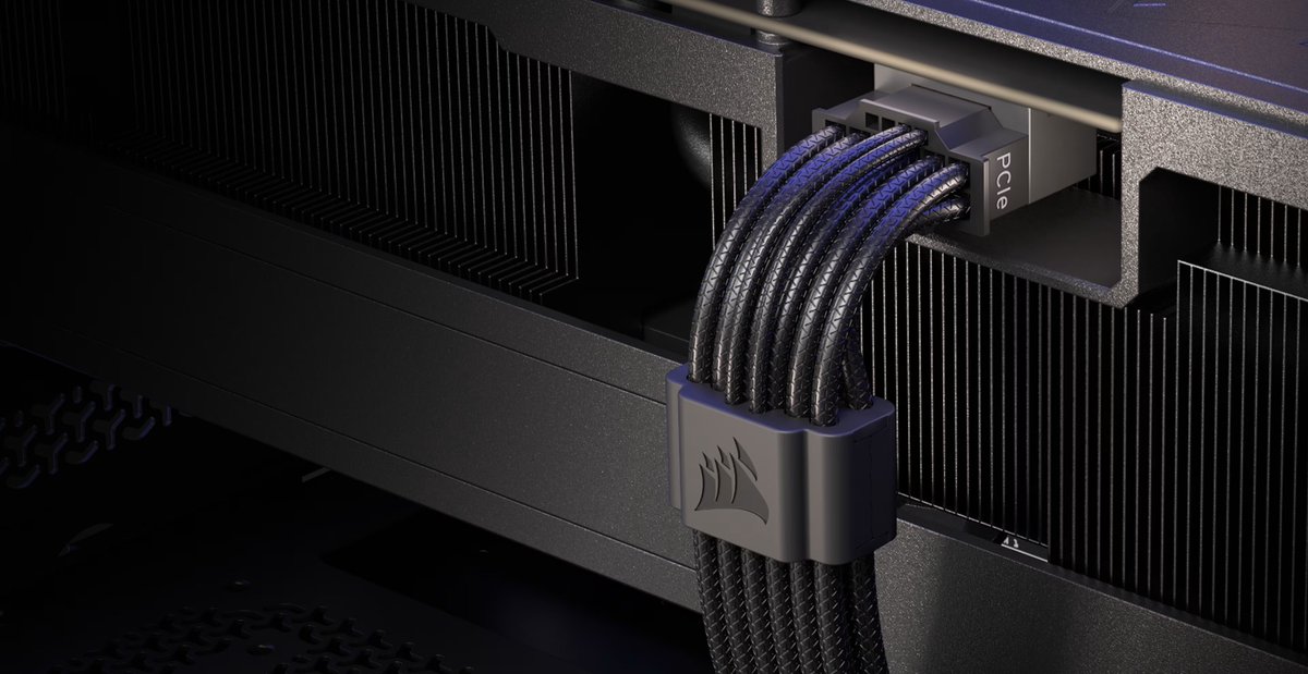 CORSAIR_JP's tweet photo. 🔌 CORSAIR ThermalProtect PCIe 5.1 600W 12V-2×6ケーブル

最新GPUで標準になりつつある12V-2×6コネクタ。最大600Wもの電力を供給する規格ですが、端子が非常に小さく精密なため、挿し込みが不完全だったり、コネクタ付近でケーブルを無理に曲げたりすると接触不良による過熱が発生するリスクがあります。

CORSAIRのThermalProtectケーブルは、この問題に対してケーブル側から保護を提供する製品です。

☑️ ケーブル内部に温度センサーを搭載
☑️ コネクタ付近が過熱すると自動で電力供給をシャットダウンし損傷を防止
☑️ ネイティブ12V-2×6対応の電源ならメーカー問わず使える
☑️ ケーブル交換だけで導入可能

技術概要はこちら: https://t.co/GGHIeXPFQi

さらに、コネクタの先端にはグレーのデュアルトーンデザインを採用。完全に差し込むとグレー部分が隠れる設計で、「ちゃんと挿さっているか」を目視で確認できます👀

デボス加工のケーブルにロープロファイルコーム付属で、取り回しと見た目も考慮されています。

カラーはブラック/ホワイトの2色展開。

万が一の発熱リスクに備えたい方や、新しくPCを組む方はもちろん、既存環境の安全性を見直したい方にもおすすめのアップグレードです💪