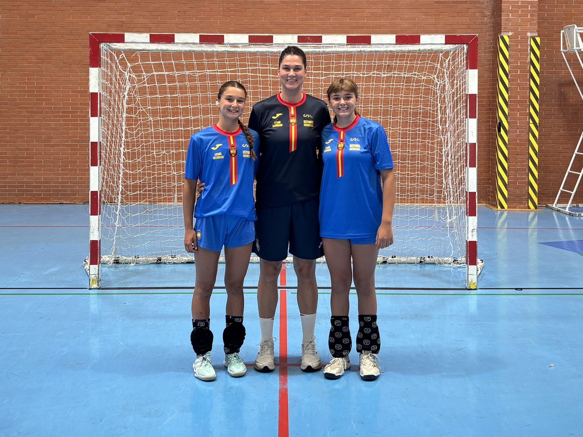 bmsanandres's tweet photo. 🇪🇸💚 ¡Nueva convocatoria de la @RFEBalonmano para Ana Otero y Lola Navarro! Nuestras jugadoras de balonmano playa, cuartas de España con el San Andrés, participarán del 4 al 11 de septiembre en las Jornadas de Tecnificación en el CAR de Sierra Nevada. ¡Enhorabuena! 👏 https://t.co/NOMYaNepMM
