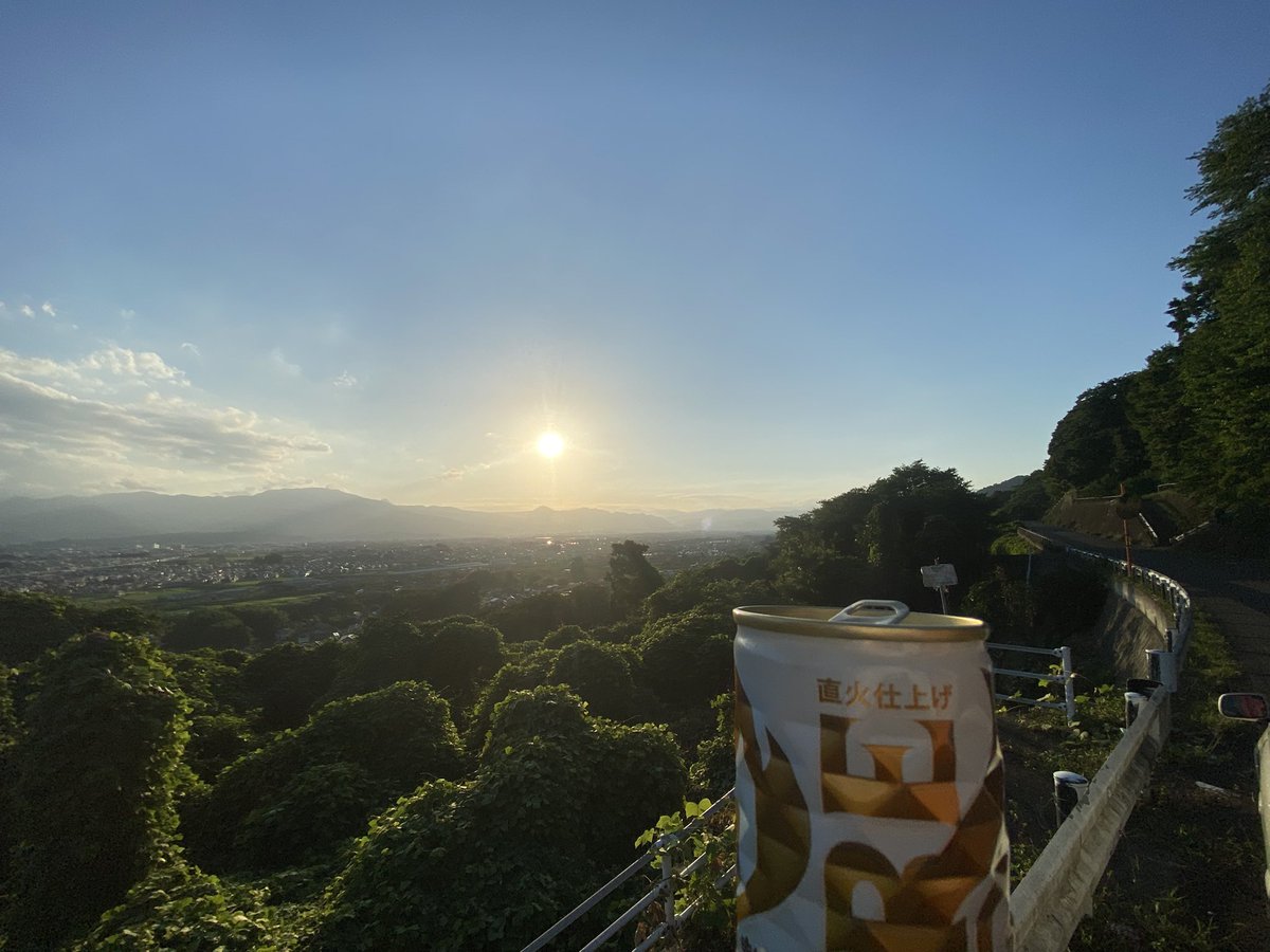 hakone_channel's tweet photo. 仕事が早く終わったのでお気に入りの場所で缶コーヒーだけど、夕日を見ながら…。

夕日を見ていた。 https://t.co/Syvjv1wbbq