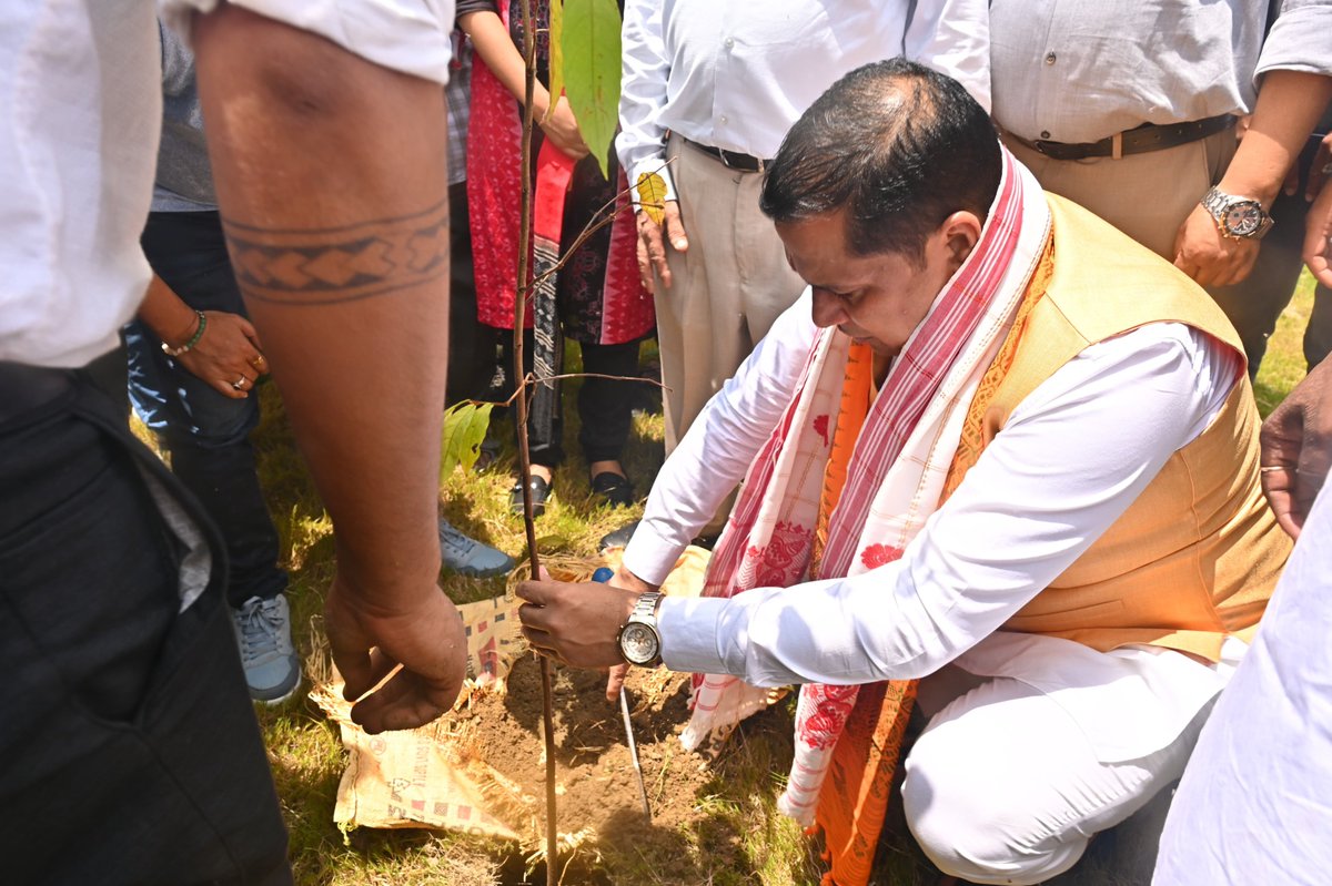 jayanta_malla's tweet photo. Visited the Tamulpur Medical College & Hospital, currently in the final phase of construction, at Kachubari along with Hon'ble Health Minister Shri @TheAshokSinghal dangoriya and held a review meeting with officials of the concerned departments to assess the progress of the project.

The institution marks another significant step towards Hon'ble CM Dr. @himantabiswa dangoriya's vision of establishing one medical college in every district of Assam. 

Also took part in a plantation program within the campus.

���� Kachubari, Tamulpur District