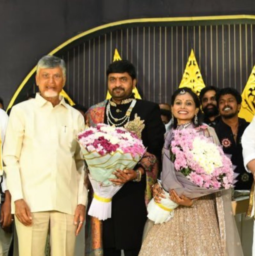 X_showstopppper's tweet photo. అదే పచ్చ కుక్కల party అయితే మిగిలిన కార్యకర్తలని పక్కకి విసిరేసి..,
Abusers/woman harassers, child molesters అందరికి పెద్ద red కార్పెట్ వేసి., పూల వర్షం కురిపిoచి.,
స్వయానా బాబు గారు, చిన్న బాబు పక్కన ఉండి సన్మానం చేసి., govt jobs or govt భూములు ఏమైనా ఇచ్చి సత్కరించే వాళ్లు.. 😆 https://t.co/iZhFoHISo6