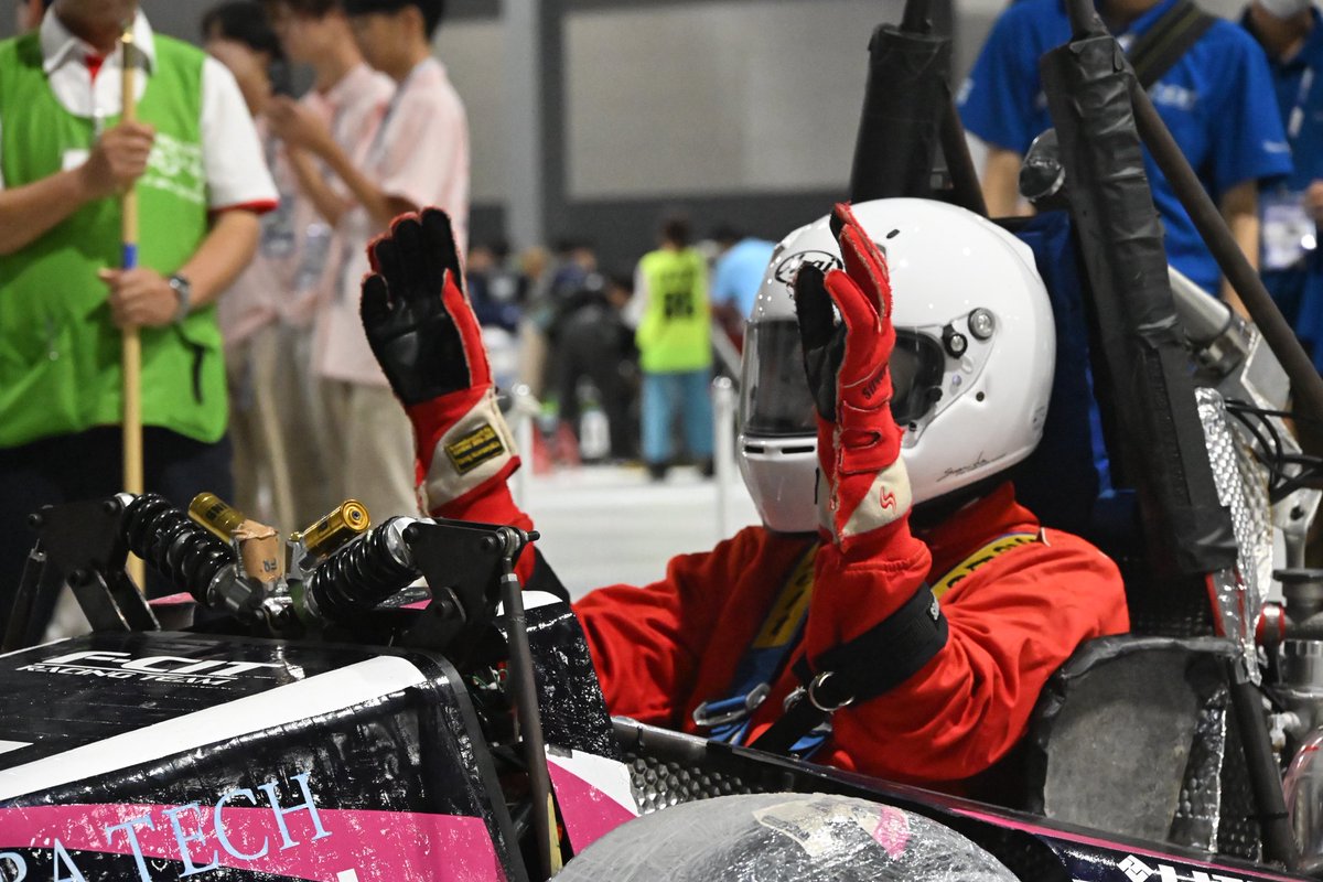 FCITRACINGTEAM's tweet photo. ドライバー脱出試験合格しました！

#FCIT
#千葉工業大学
#学生フォーミュラ
#jsae https://t.co/F5B6Bv98de