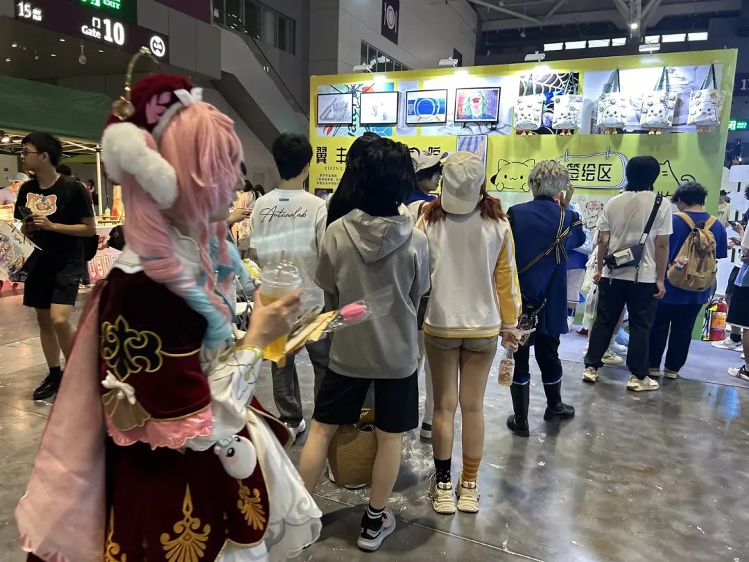anne73uk2's tweet photo. Just crushed my first anime convention! Got so many cool art prints, met awesome creators, and the cosplays are next-level. Worth every fan ticket ， https://t.co/zppK382xZm