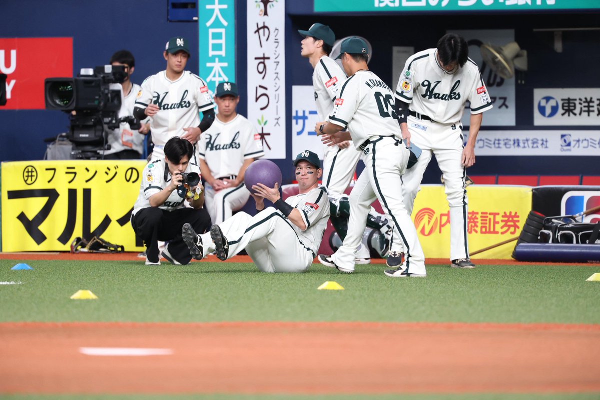 takafullc2's tweet photo. 【1軍】

南海ホークス復刻ユニホームを着用して試合に臨みます！

#sbhawks #鷹フル https://t.co/F8fMUh0kzj