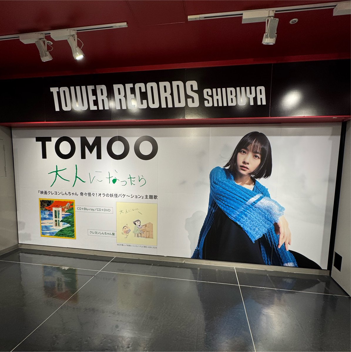 r5yo2ksh's tweet photo. 昨日最終日に行ってきました〜〜♩
「大人になったら」はクレヨンしんちゃん盤を買いました！ステッカー可愛い＾＾

3枚目は、いつもありがとうございますの気持ちを込めてお辞儀しました🙇🏻‍♀️笑

 #TOMOO_大人になったら https://t.co/XZ4Ex5QEw0