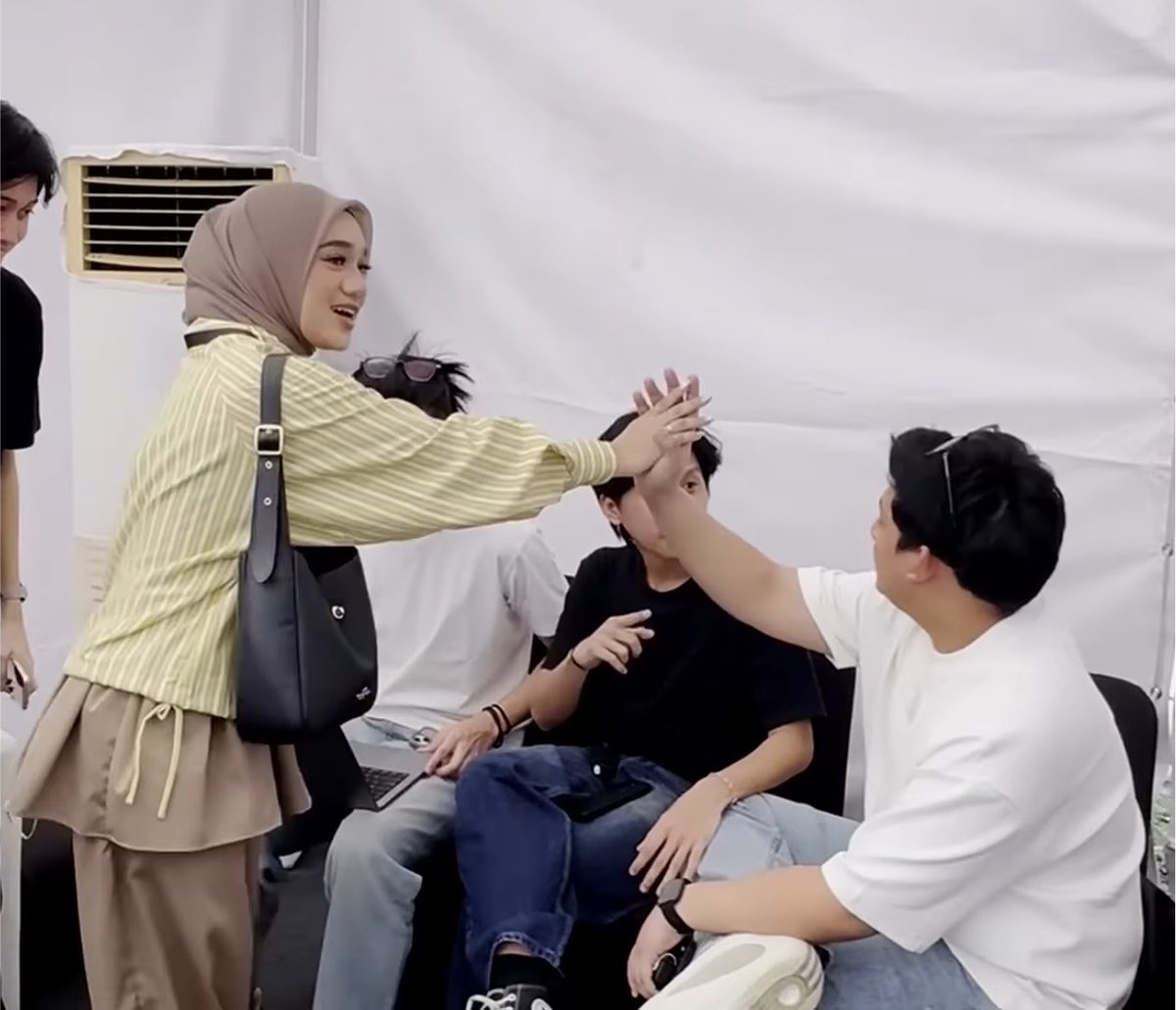 syududula's tweet photo. Perbedaan toss calon adek ipar (?) sama yang lain
Kikuk sih engga ya.. cuman apa yaa 🤣🤣 https://t.co/ZYWzSF323G