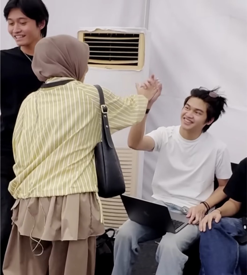 syududula's tweet photo. Perbedaan toss calon adek ipar (?) sama yang lain
Kikuk sih engga ya.. cuman apa yaa 🤣🤣 https://t.co/ZYWzSF323G